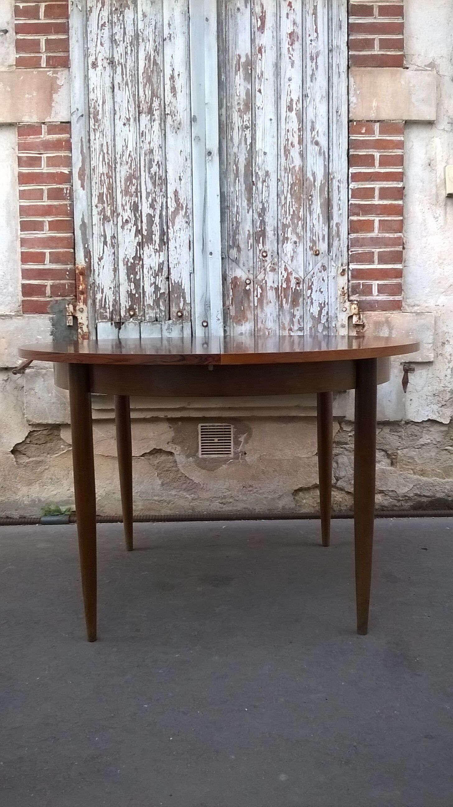 Rosewood stretch table