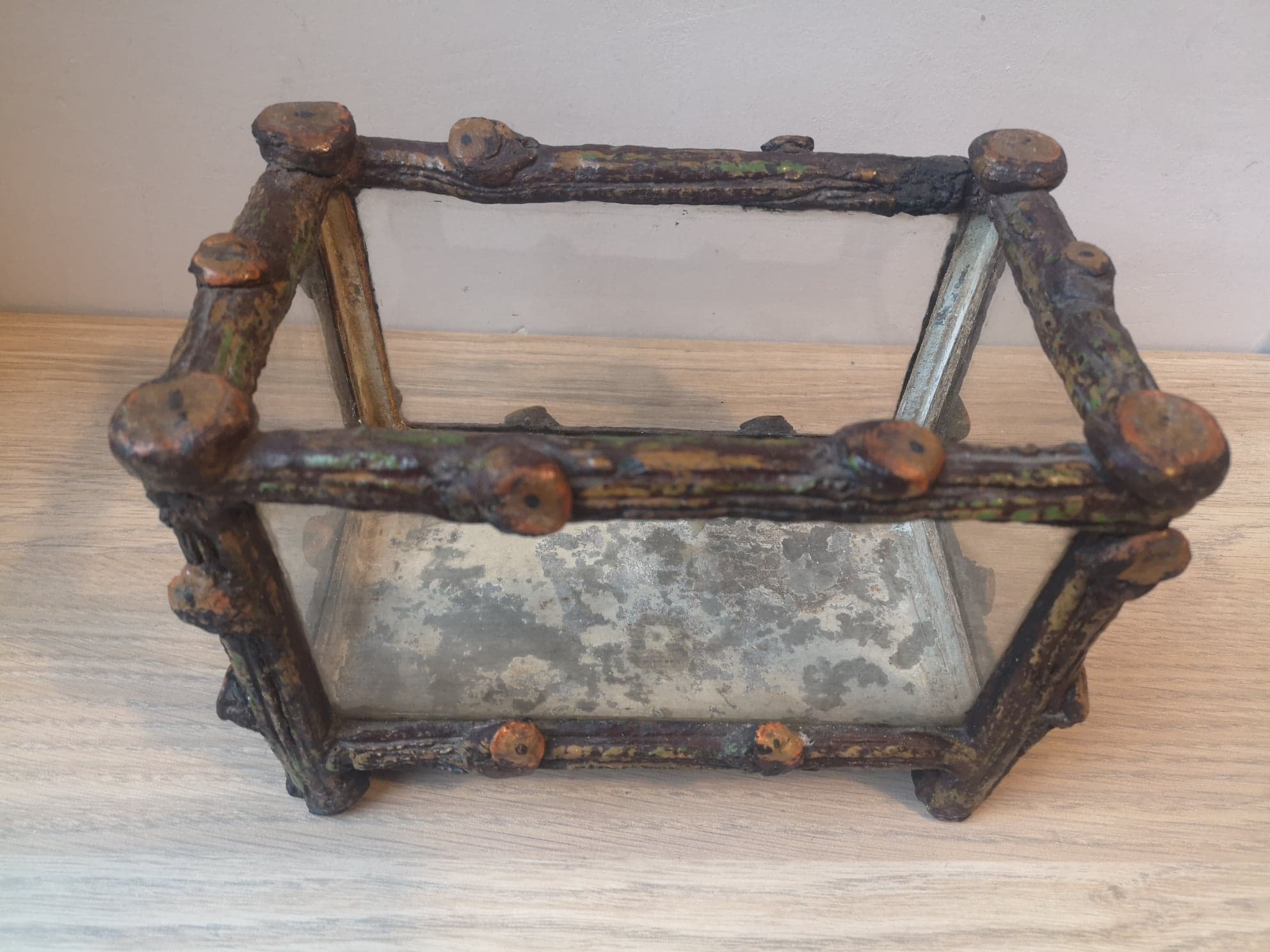 Gardener - Metal and glass - Imitation wood.