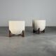 Tabourets totemo de forme, revêtement bouclé dedar ivoire, pieds en noyer