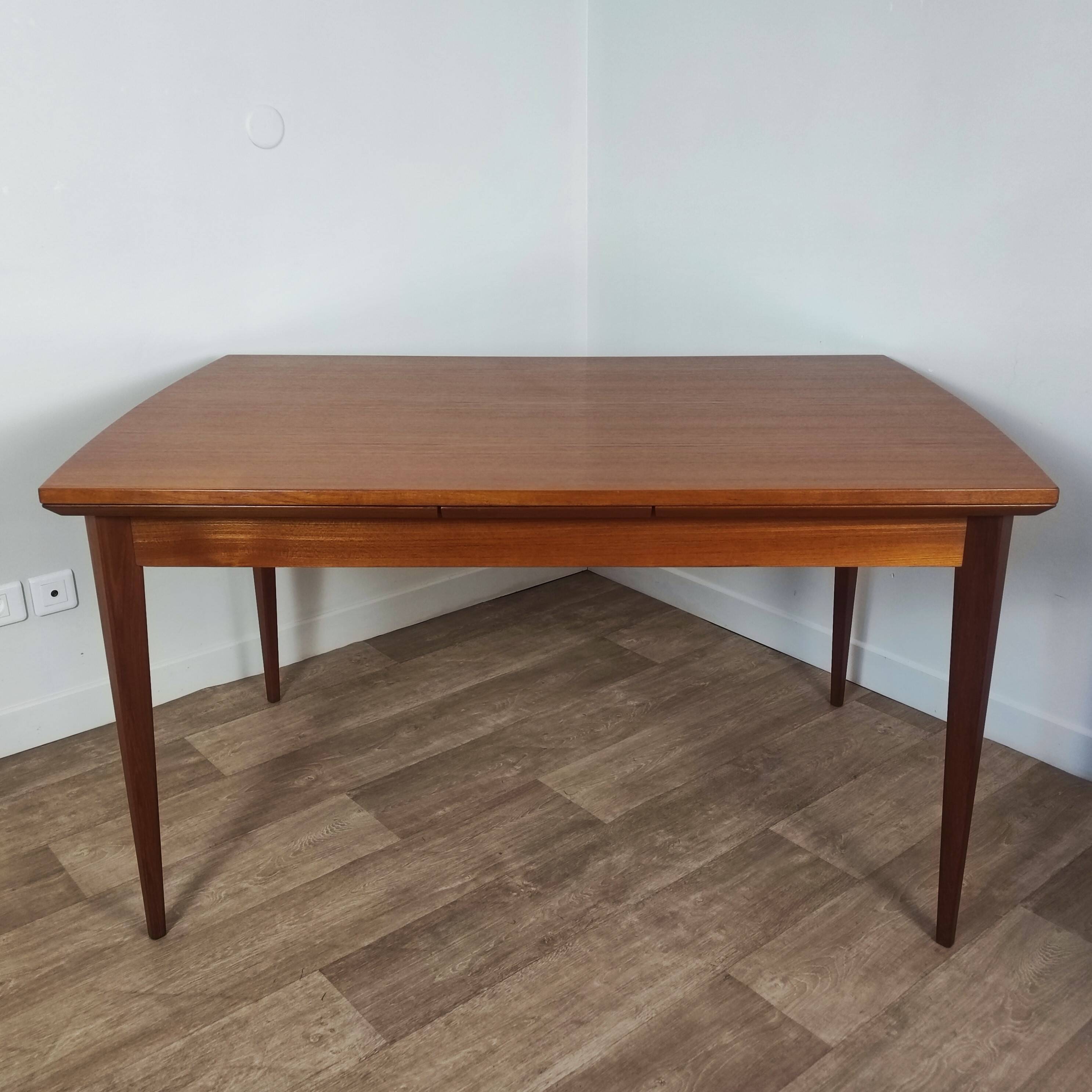 Scandinavian 60' extending table