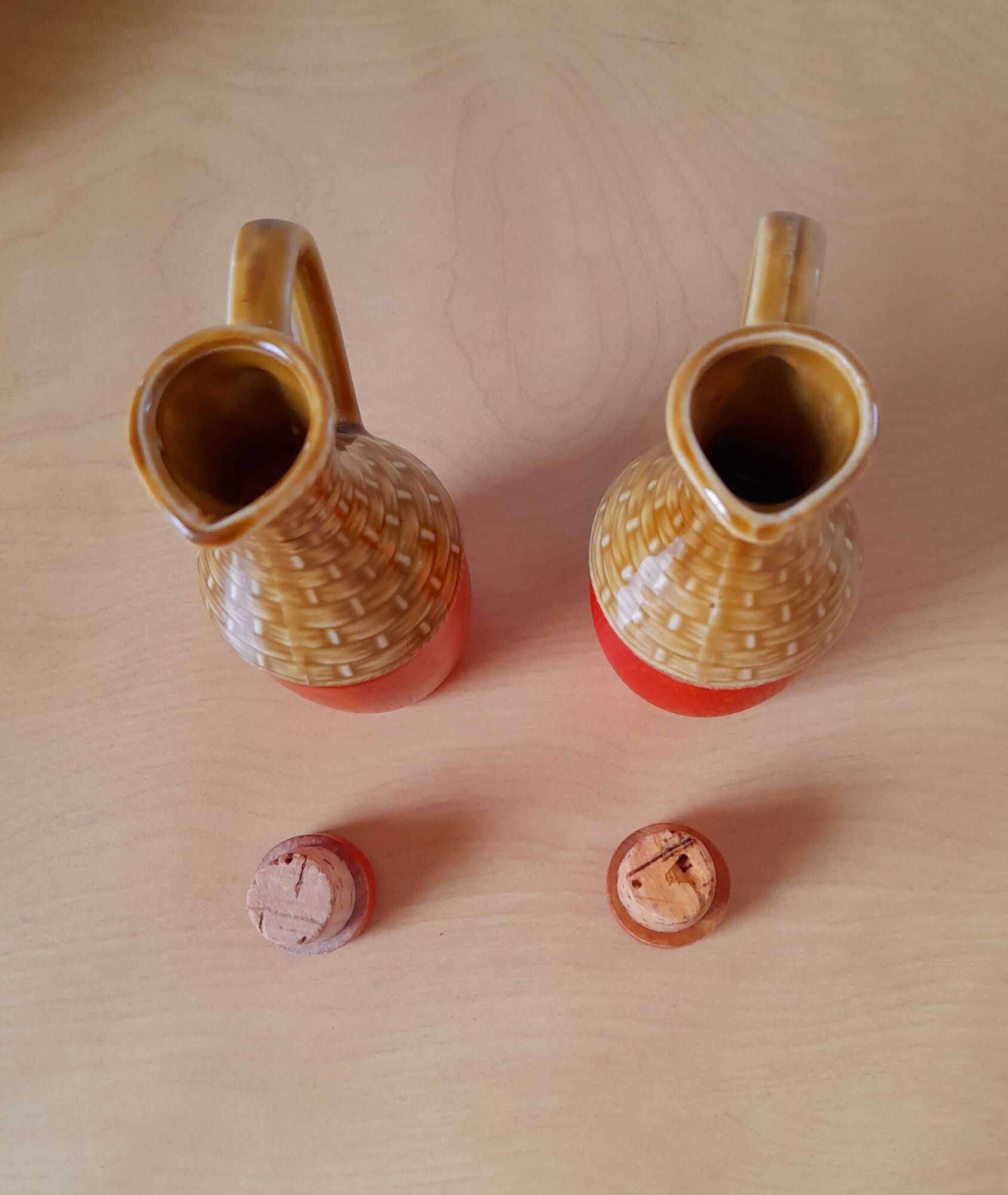 Oil and vinegar service in ceramic and wood