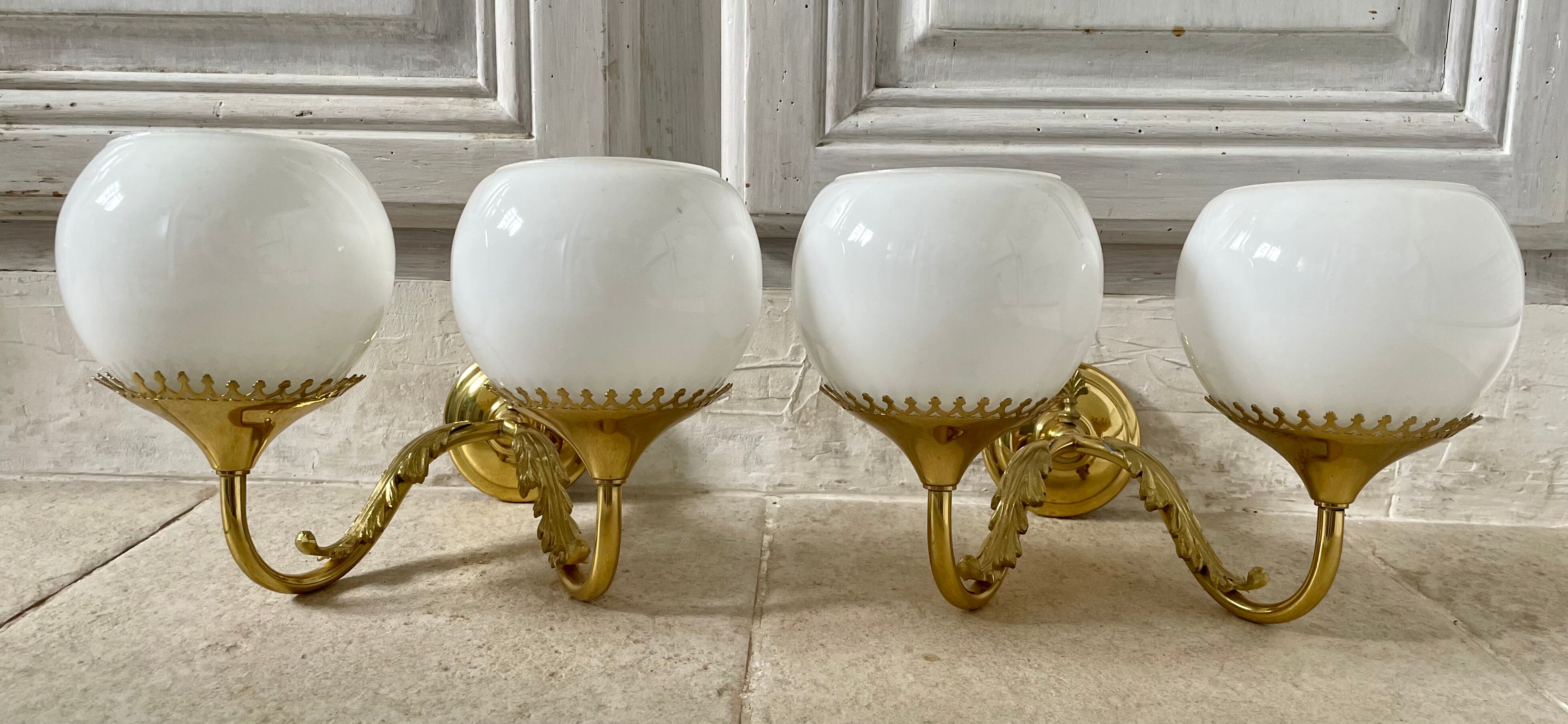 Paire d’appliques laiton et opaline vintage