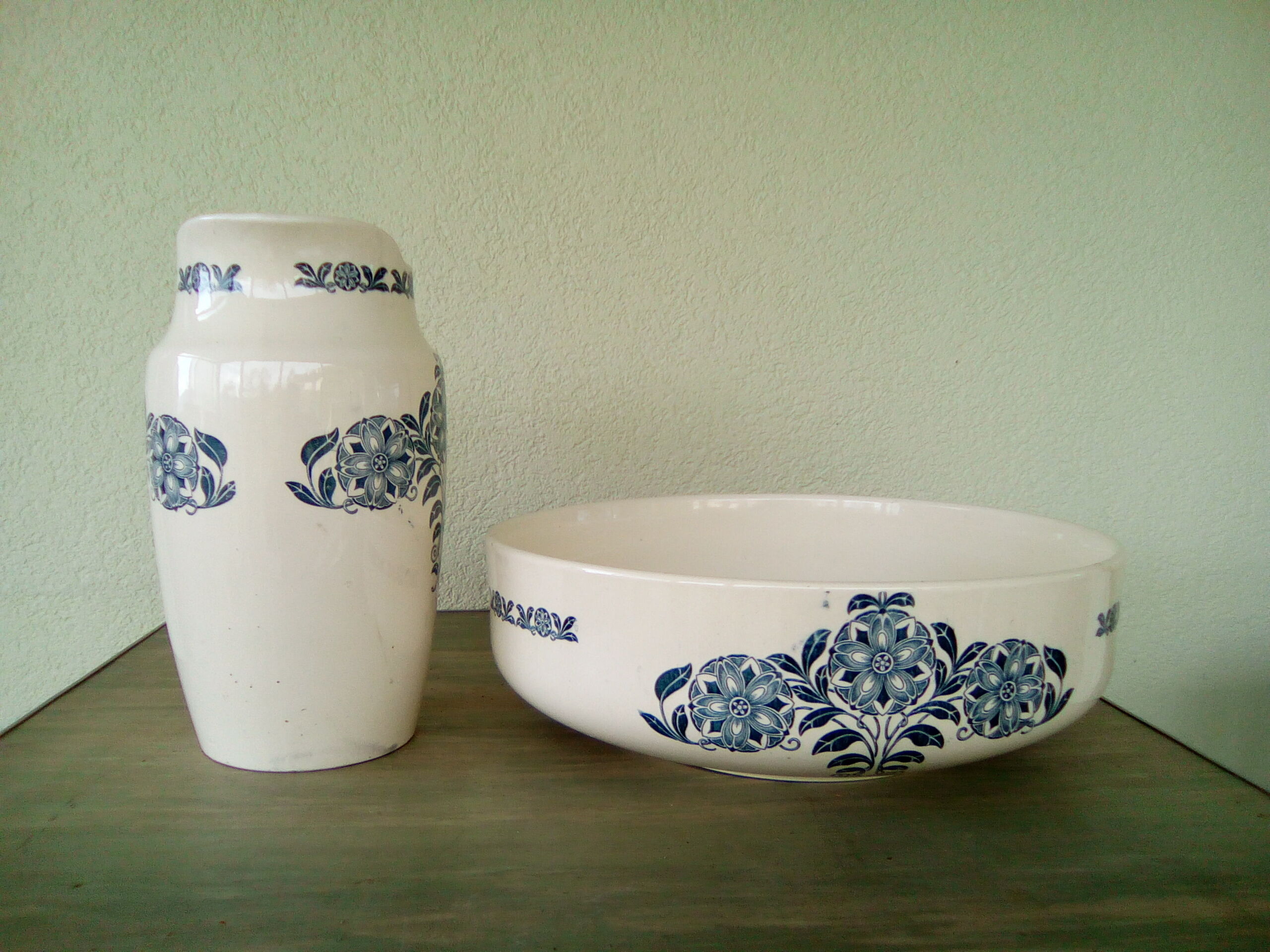 Toilet set of the 30s faiencerie of Longchamp model Florida