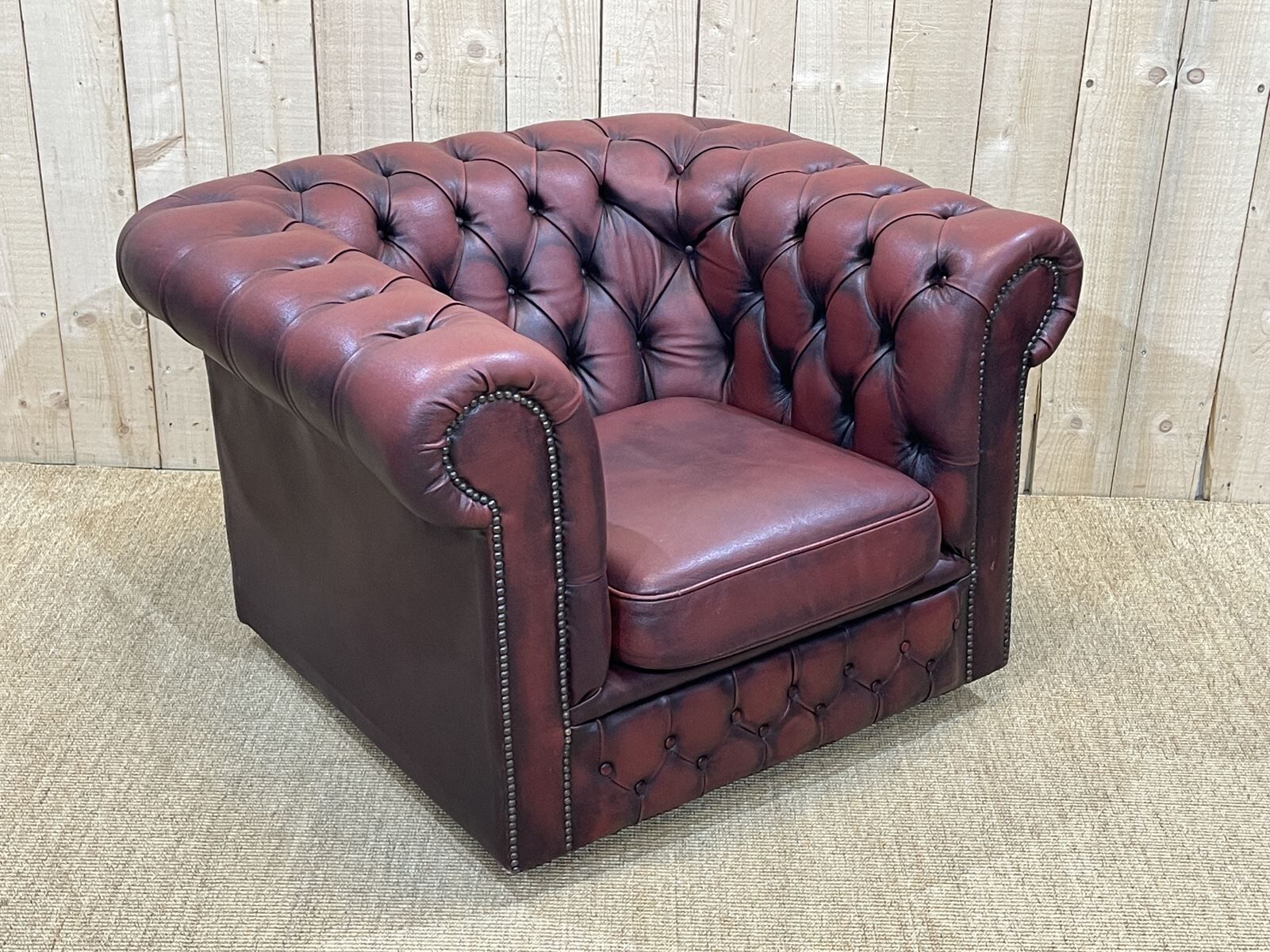 Chesterfield armchair in red leather from the 1980s