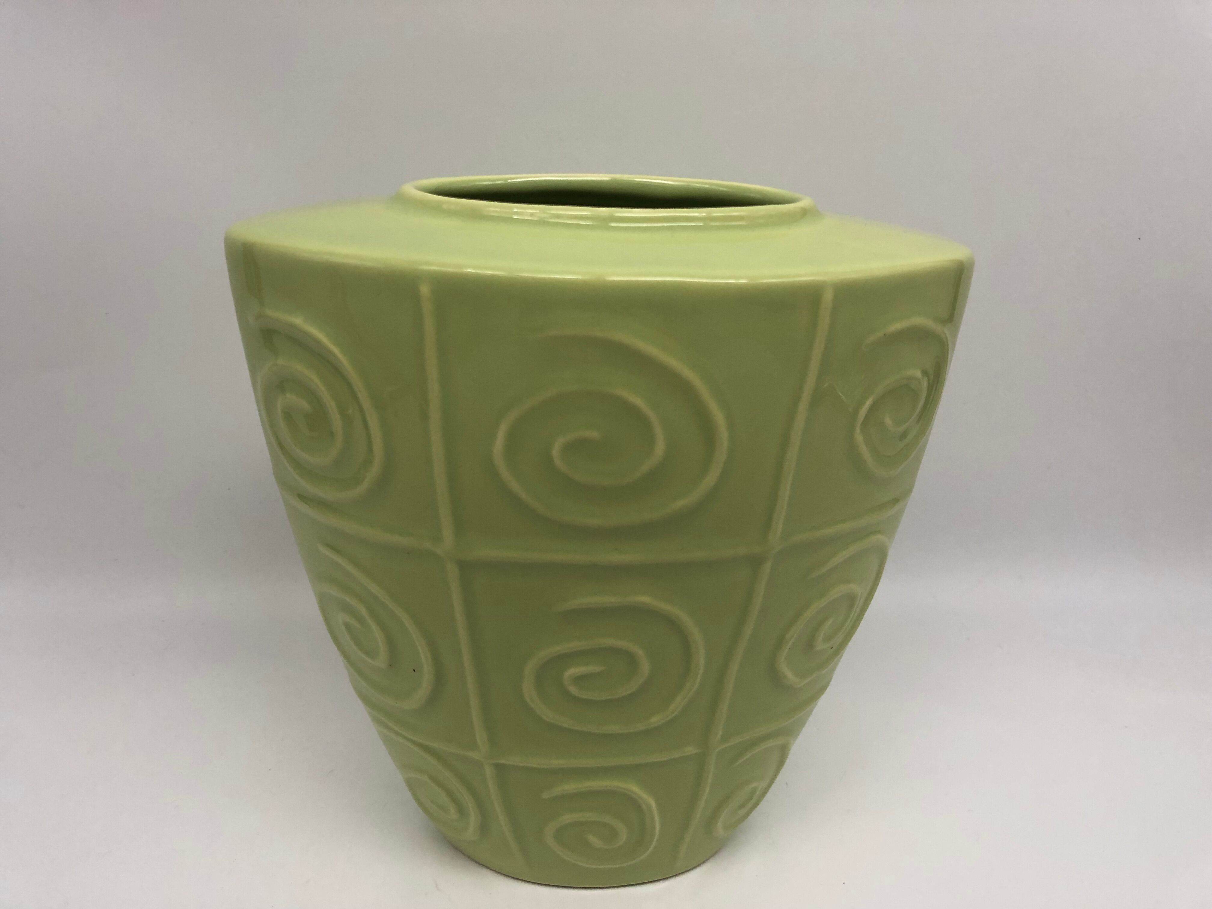 Ceramic vase with relief pattern