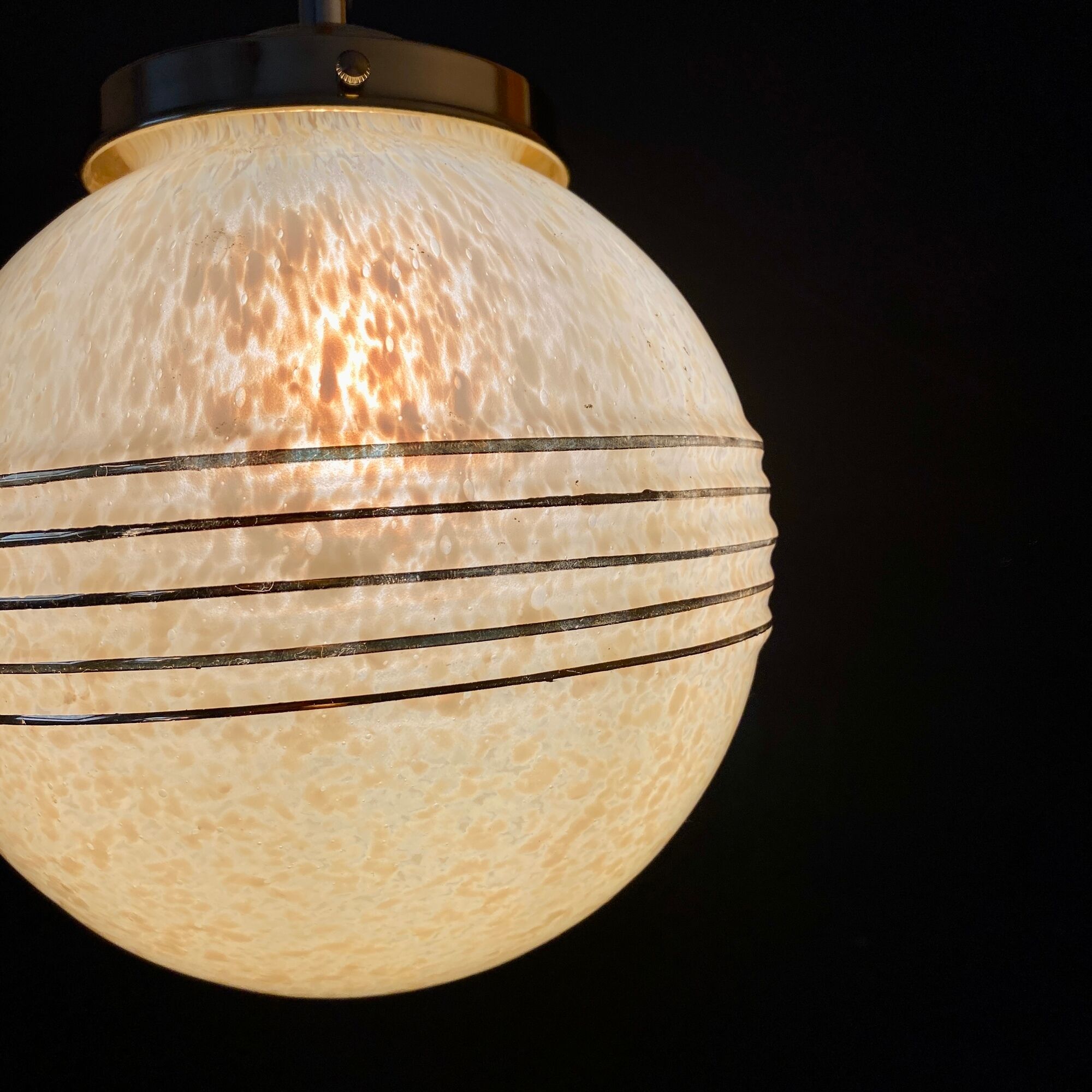 Vintage globe suspension in yellow and gold in Clichy glass