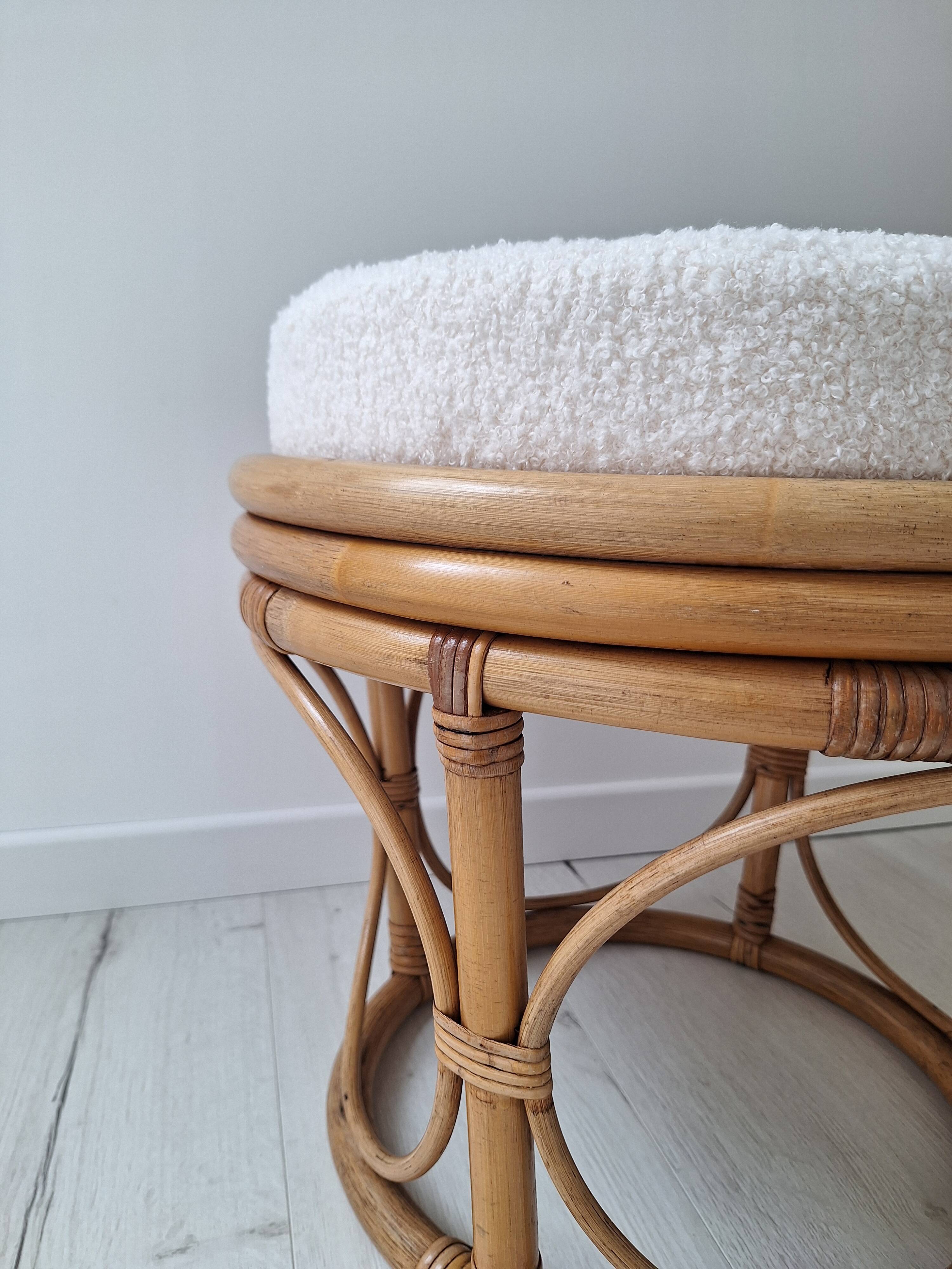 Pouf en rotin et tissu bouclette
