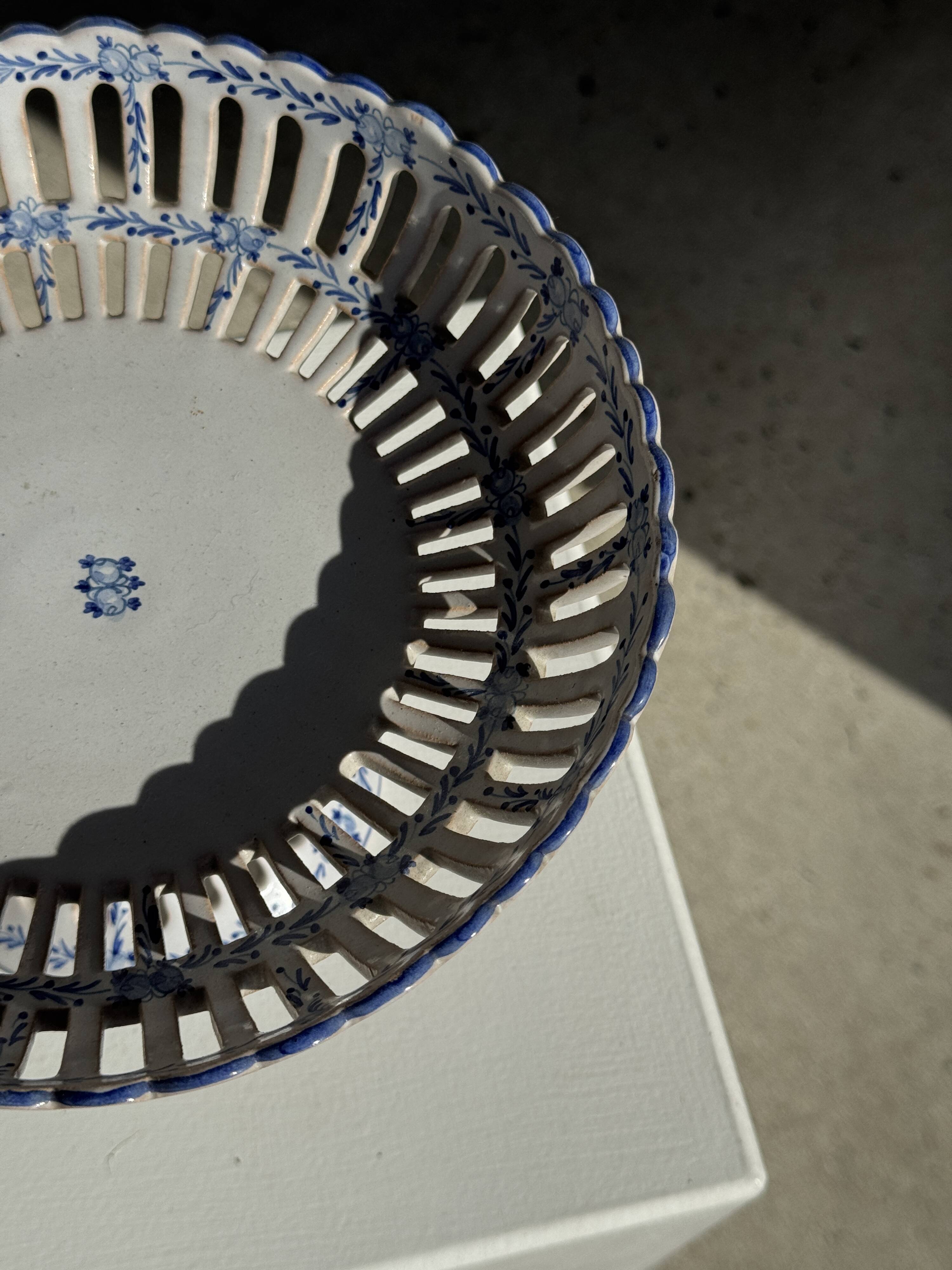 Fruit bowl with blue decorations in white earthenware from Malicorne Art H14