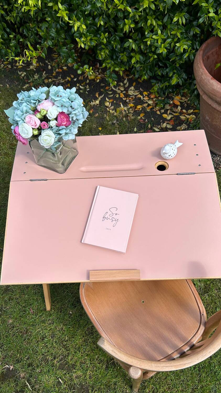 Children's desk with compass legs