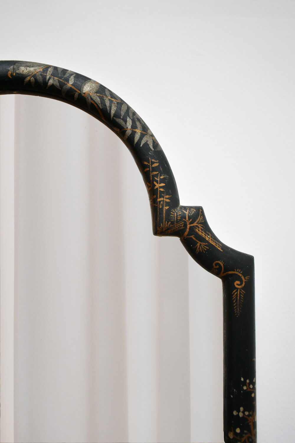 Miroir de style chinois laqué noir, années 1910.