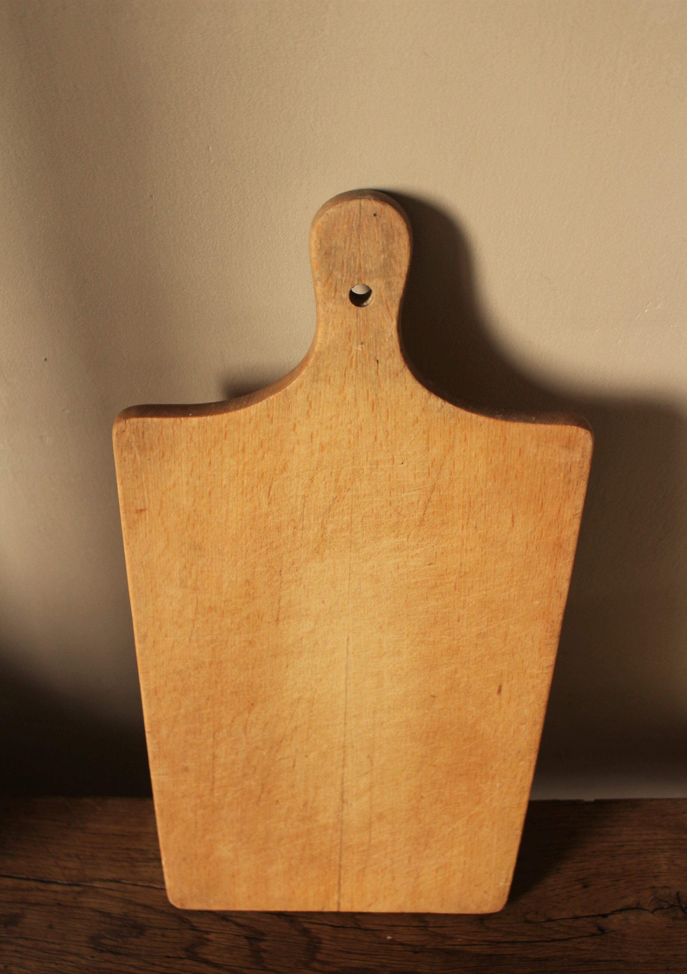 Wooden cutting board with handle