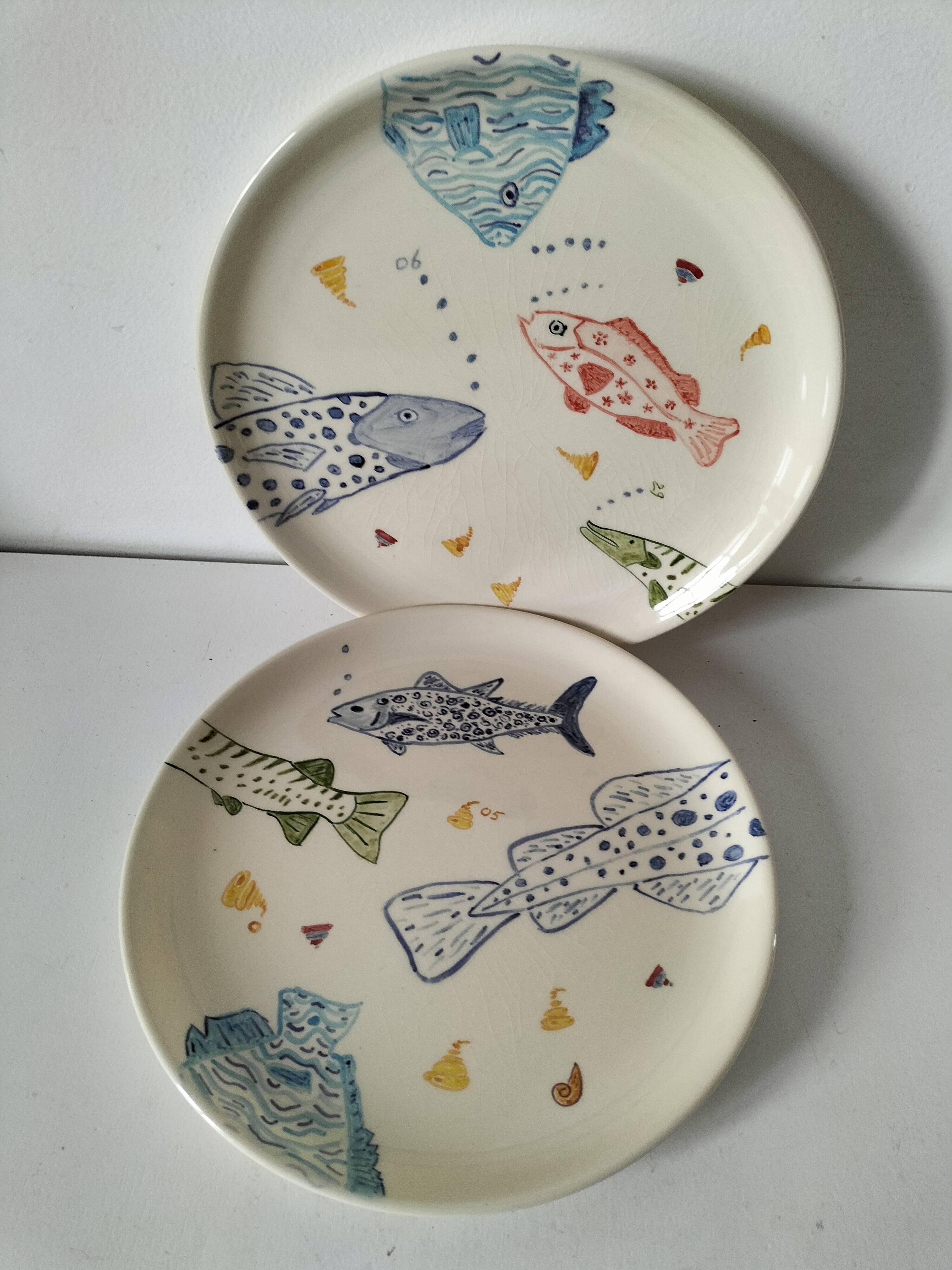 Set of two large ceramic plates – fish "head to tail" design
