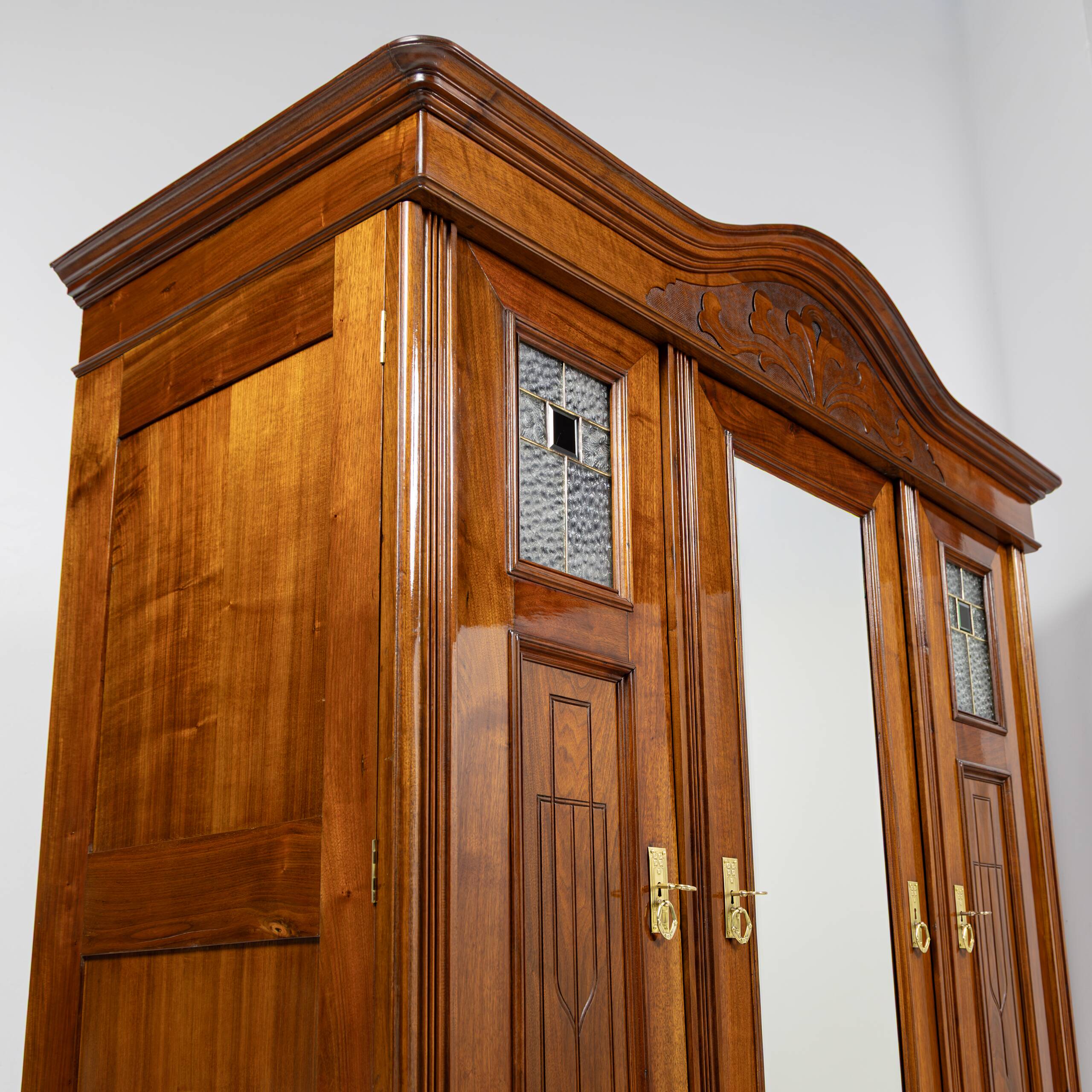 Art Nouveau wardrobe in walnut and pine - 1900-1915