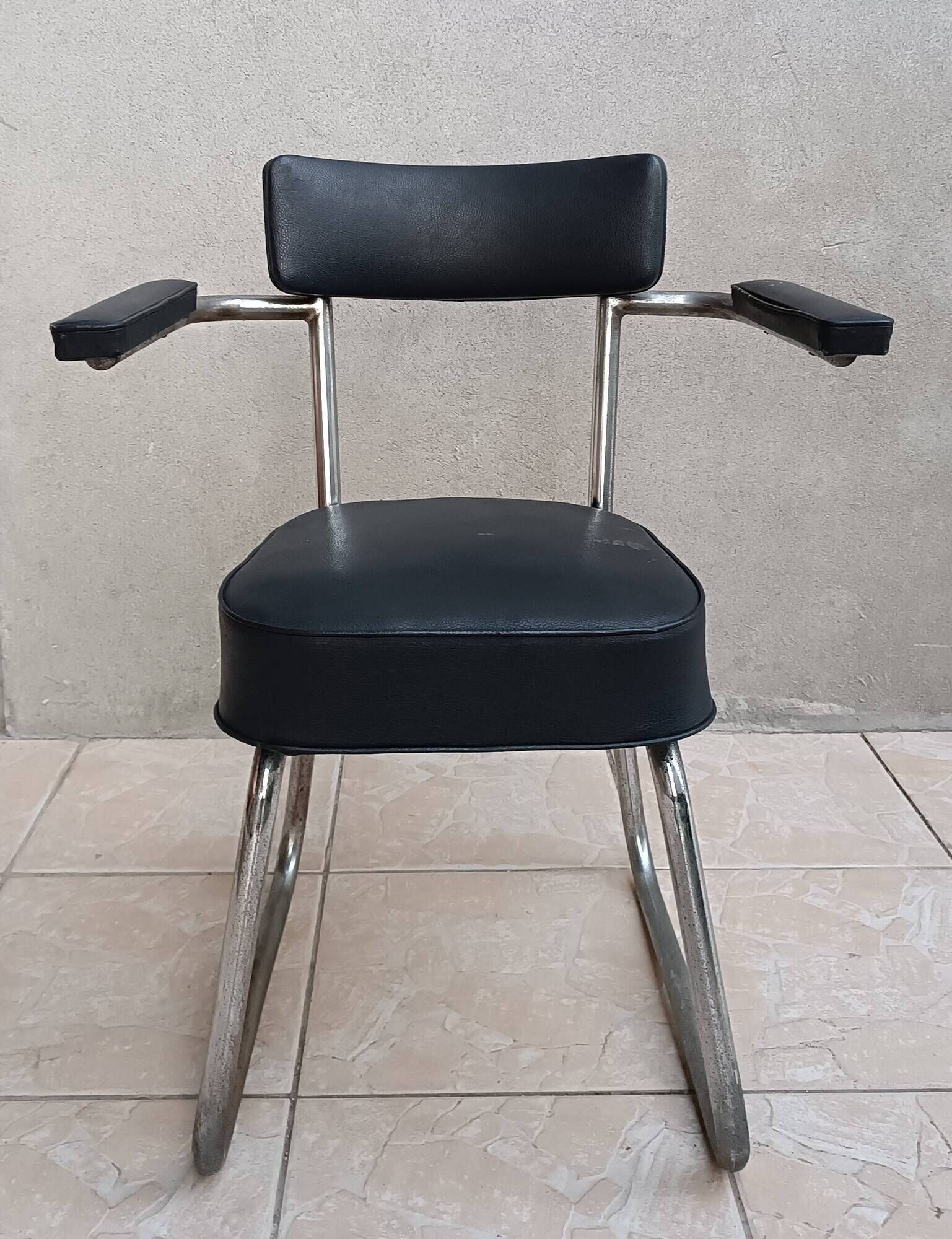 Vintage office chair in chrome metal and faux leather.