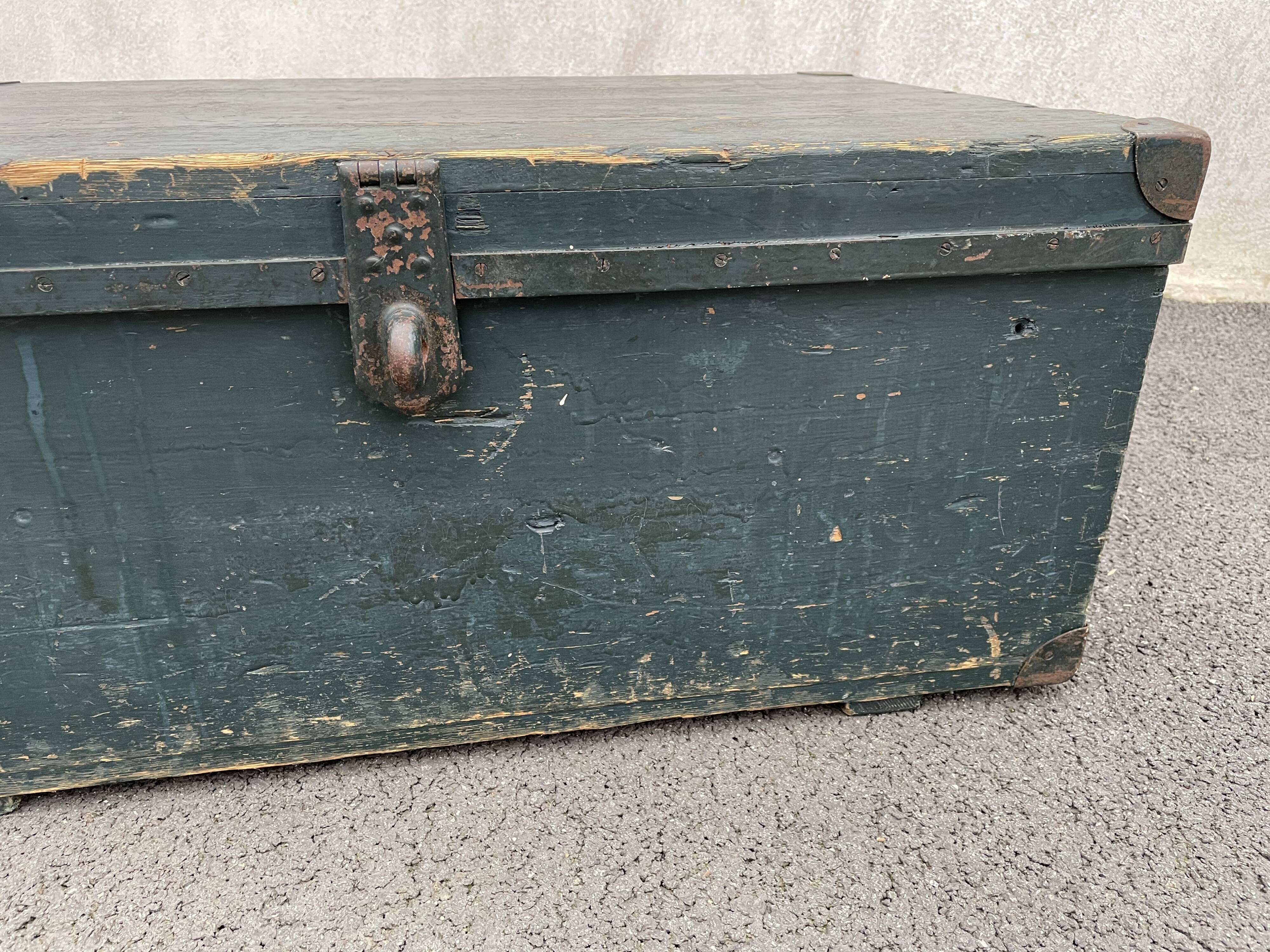 Painted wooden trunk L83 X H37 X P56