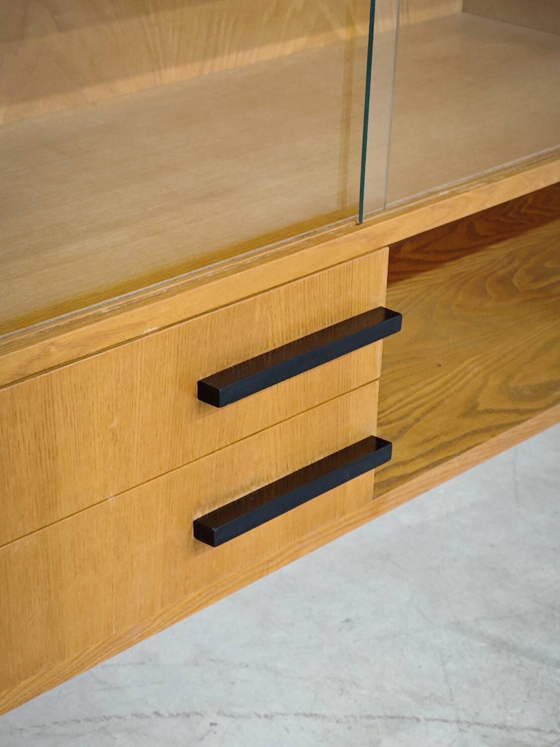 Buffet Vaisselier en bois blond Libena , ex Tchécoslovaquie 1970