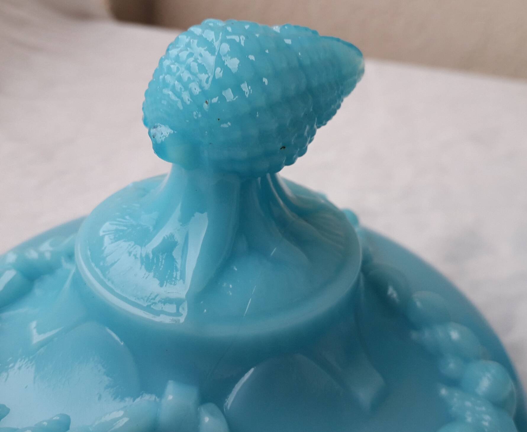 Bonbonnière en opaline bleue
