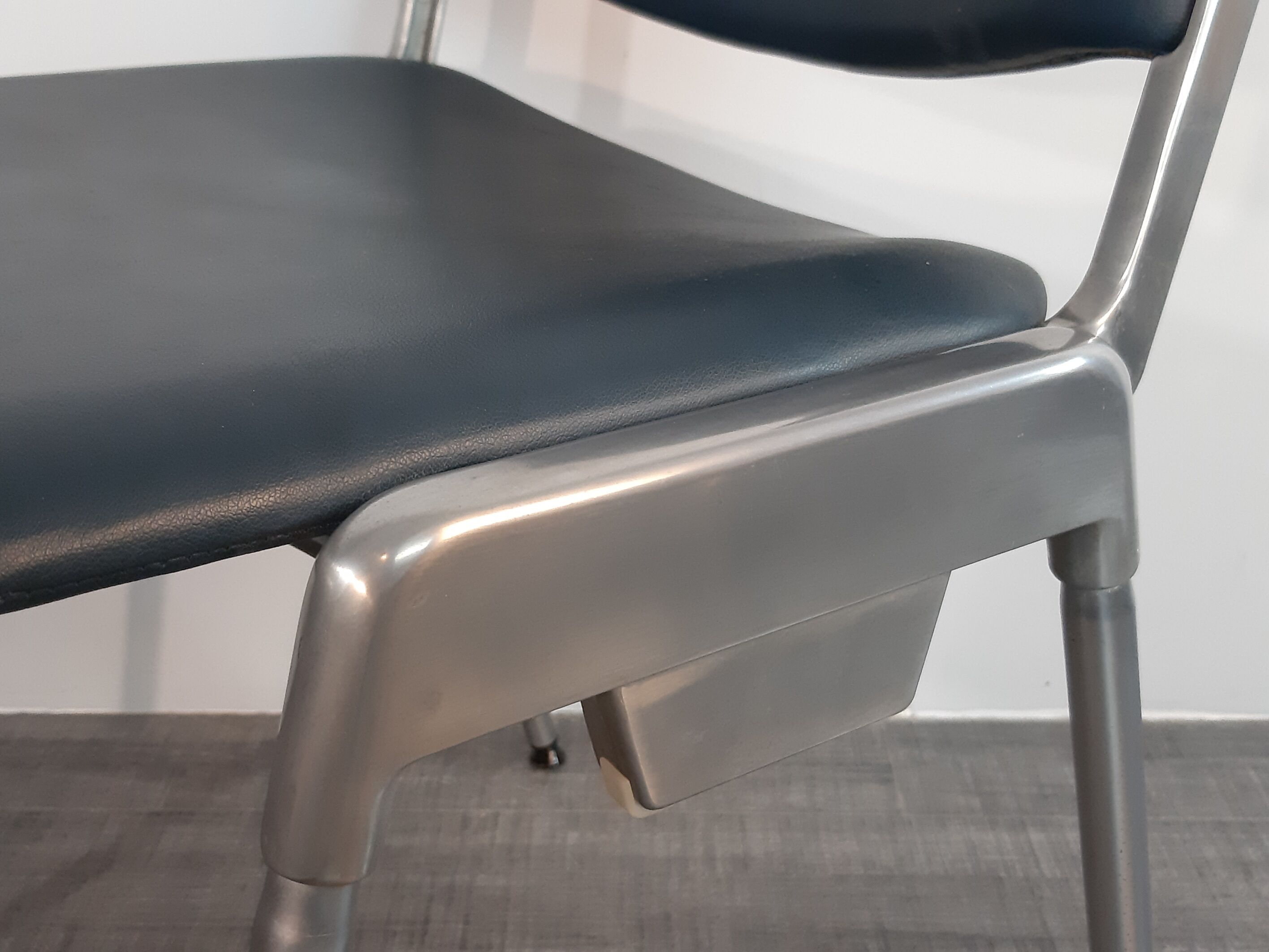 Set 5 chairs stackable Mauser in aluminium and leather, vintage 1960