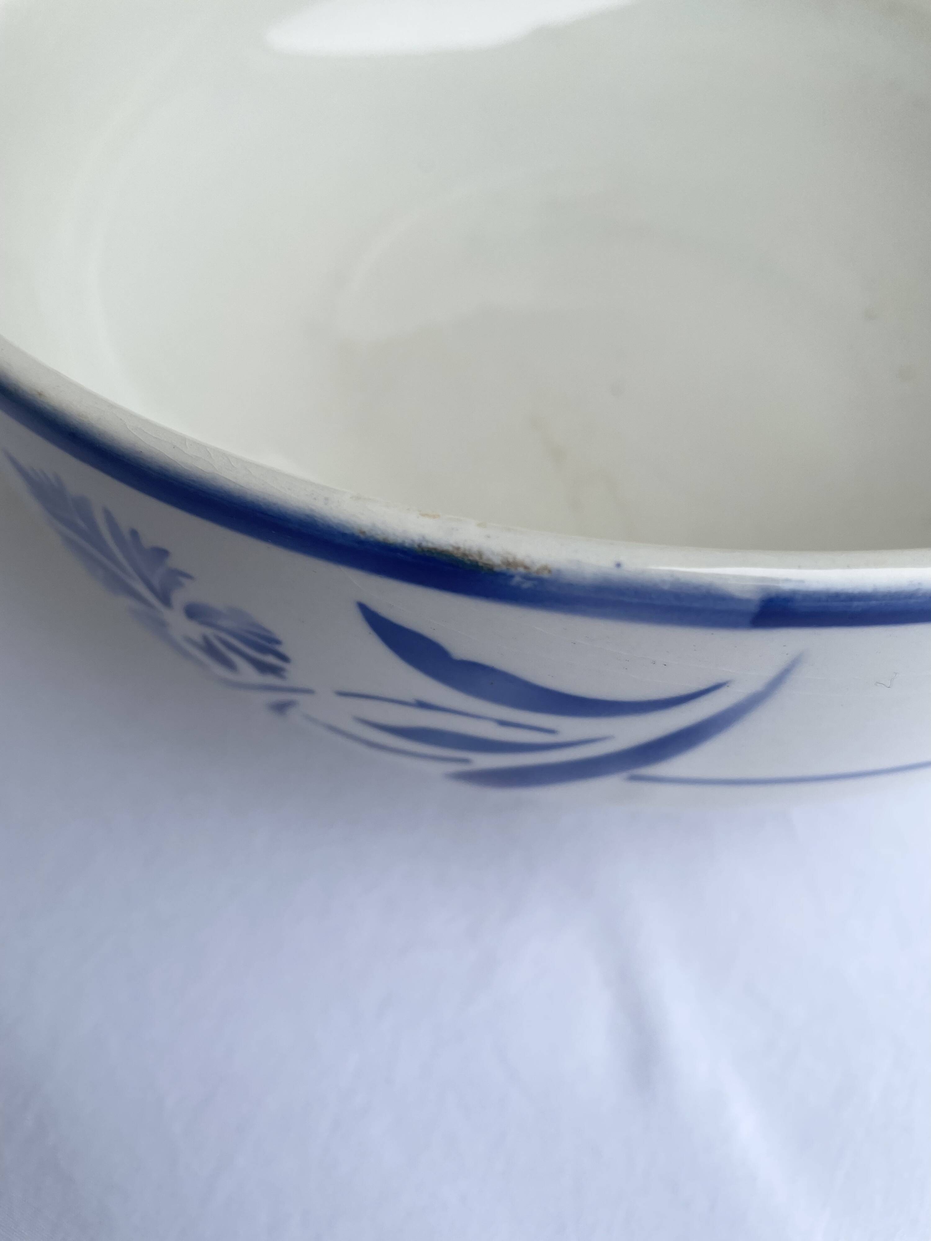 Antique GIEN soup tureen model "Alberic" from the 1940s.