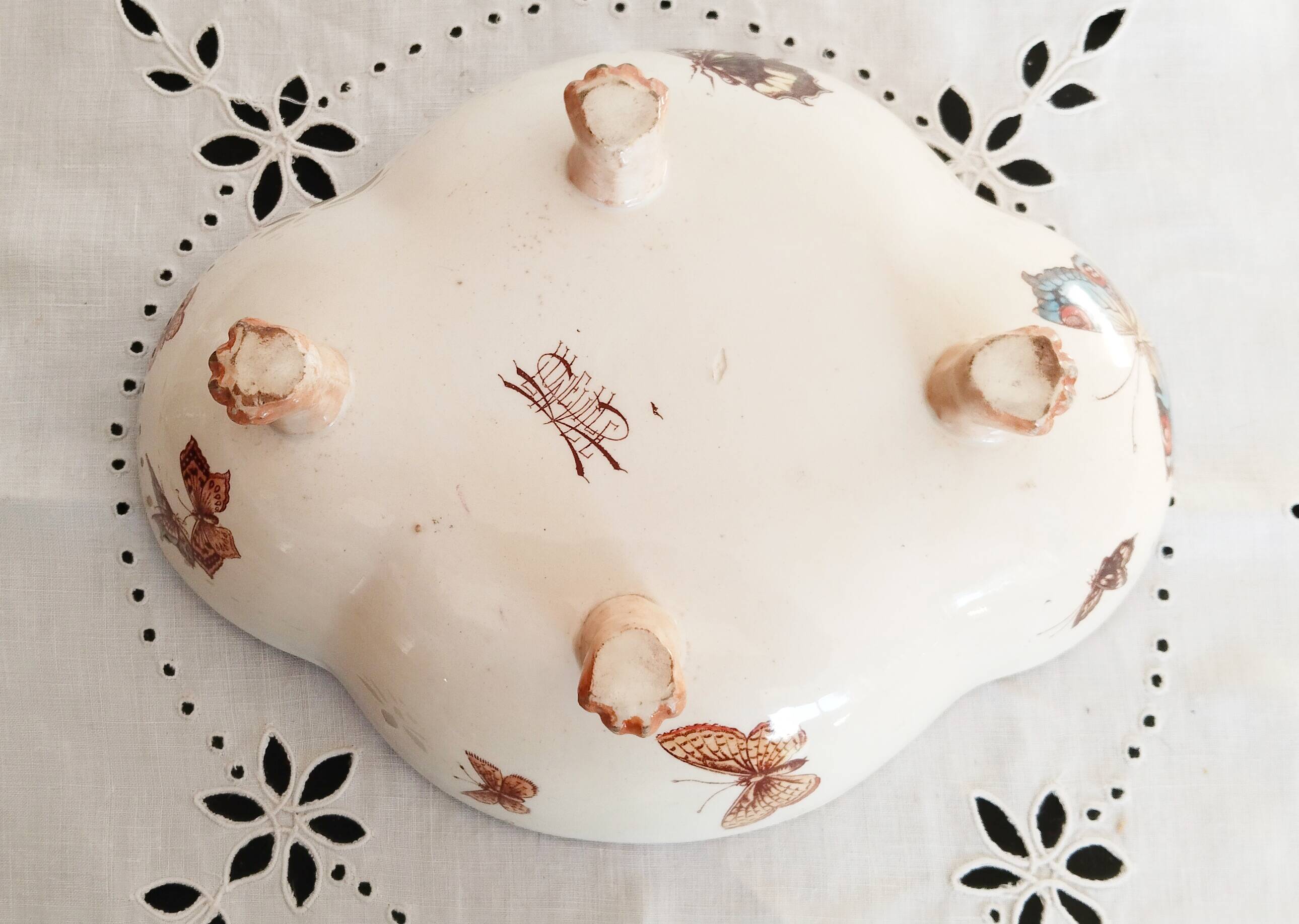 Fruit bowl with polychrome design in Lunéville earthenware