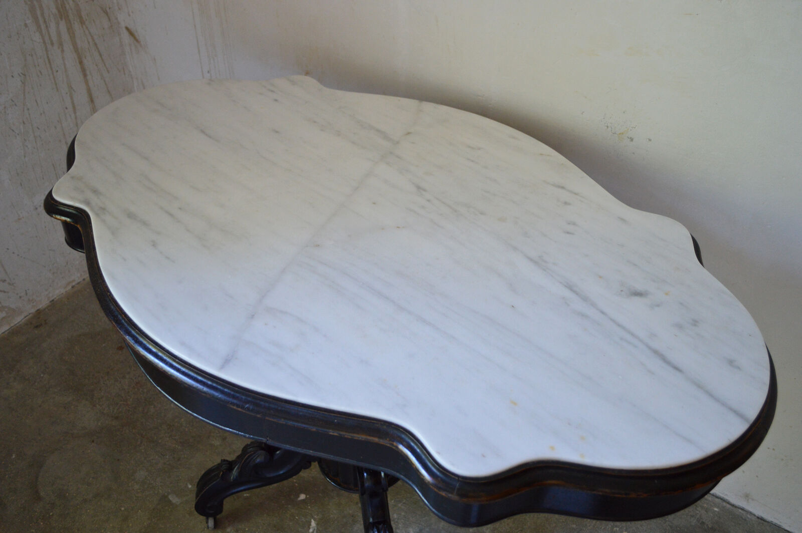 Table violon Napoléon III en bois noirci et marbre blanc, XIXe siècle