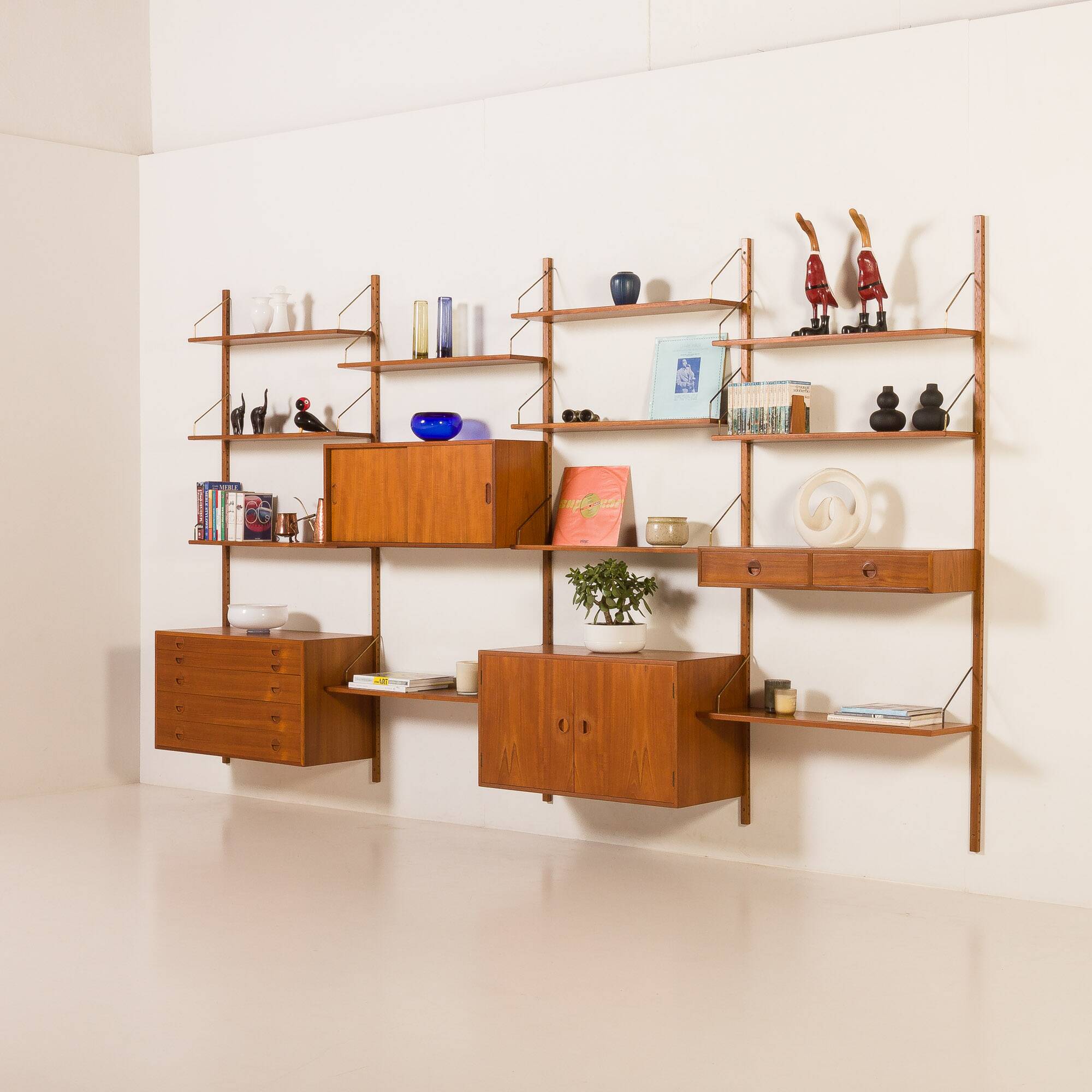Hansen and Guldborg extra wide shelving unit in teak, 1960s