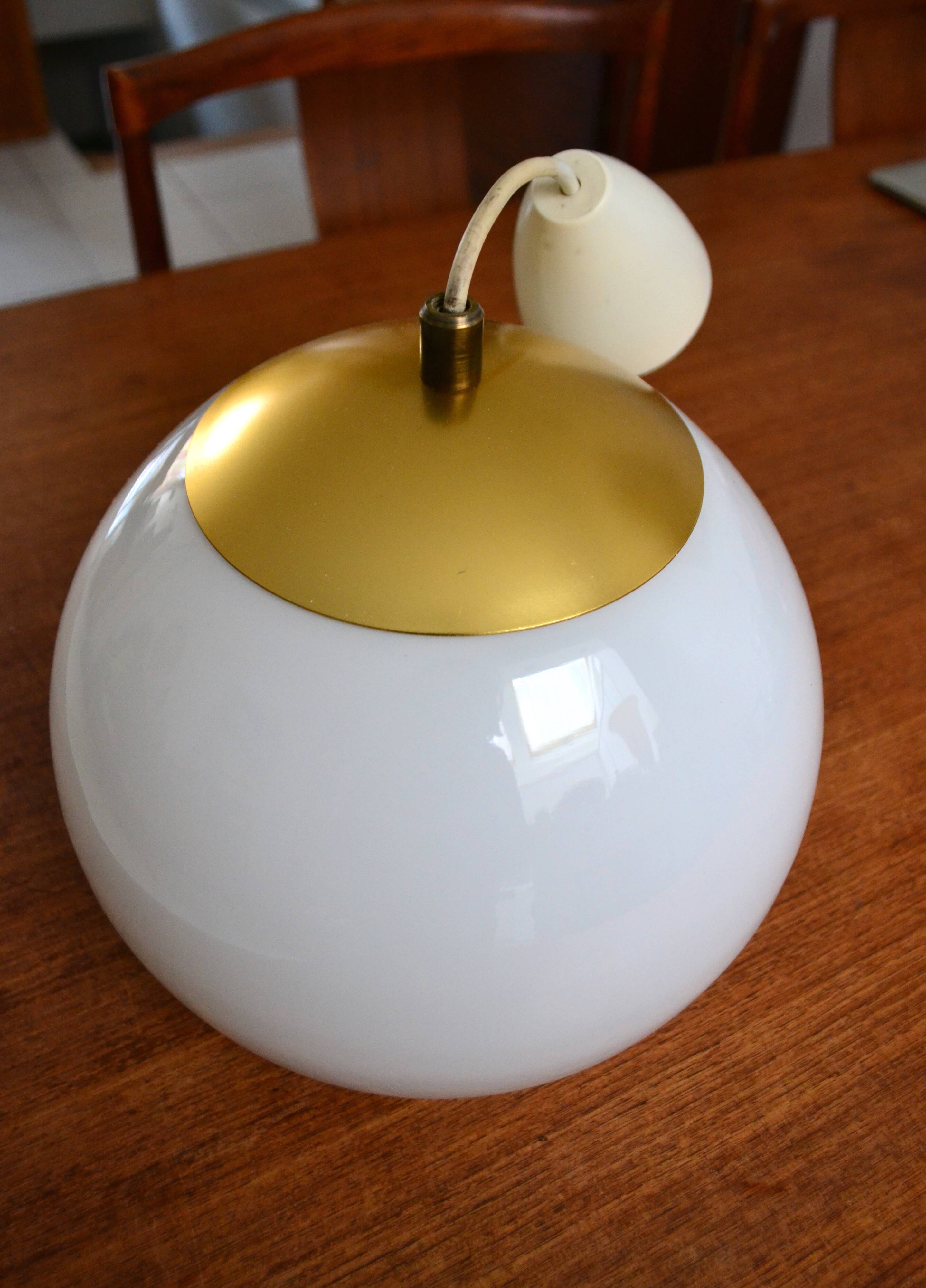 White opaline suspension and gilded brass from the 1960s.