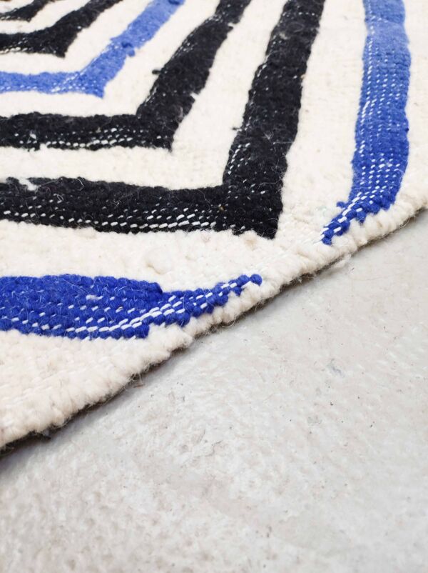 Kilim berbère marocain bleu noir et écru 2,45x1,43m