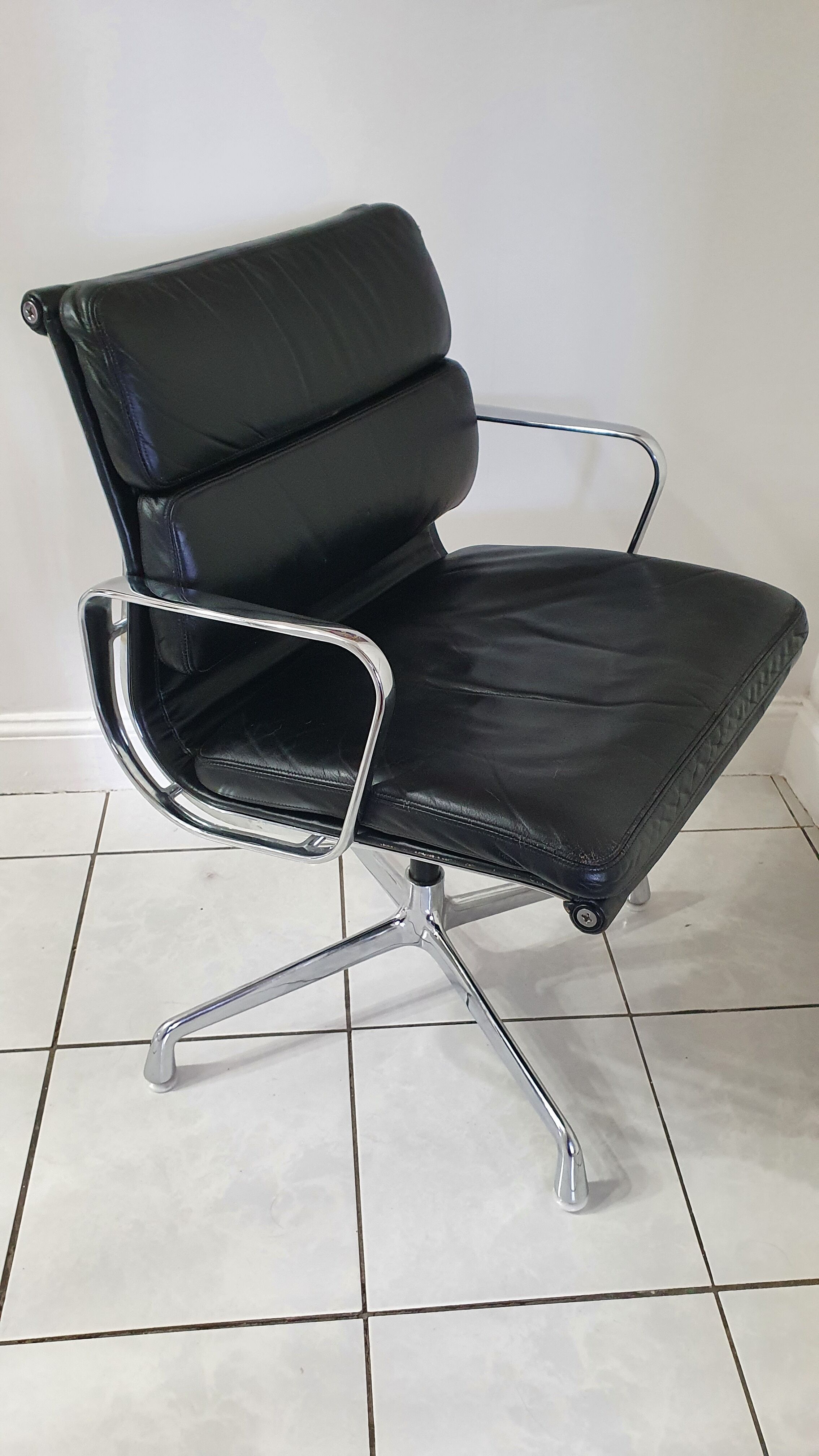 Fauteuil en cuir Softpad design Eames pour Herman Miller, années 70