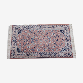 Tapis design saroukh en laine à franges sur fond rose 90x166cm