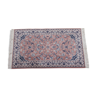 Tapis design saroukh en laine à franges sur fond rose 90x166cm