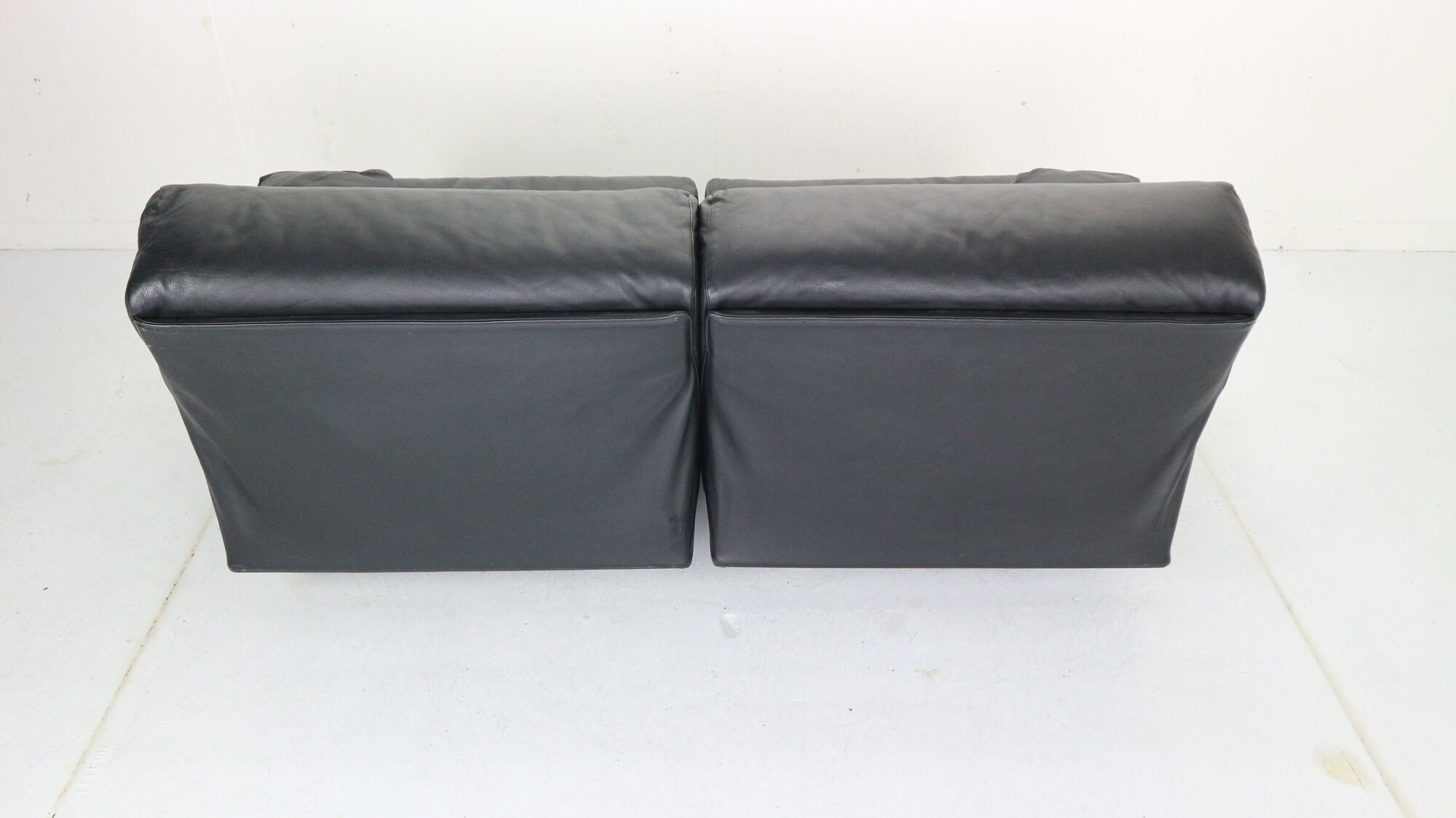 Leather 2-seater sofa "Fiandra" by Vico Magistretti for Cassina, 1970, Italy