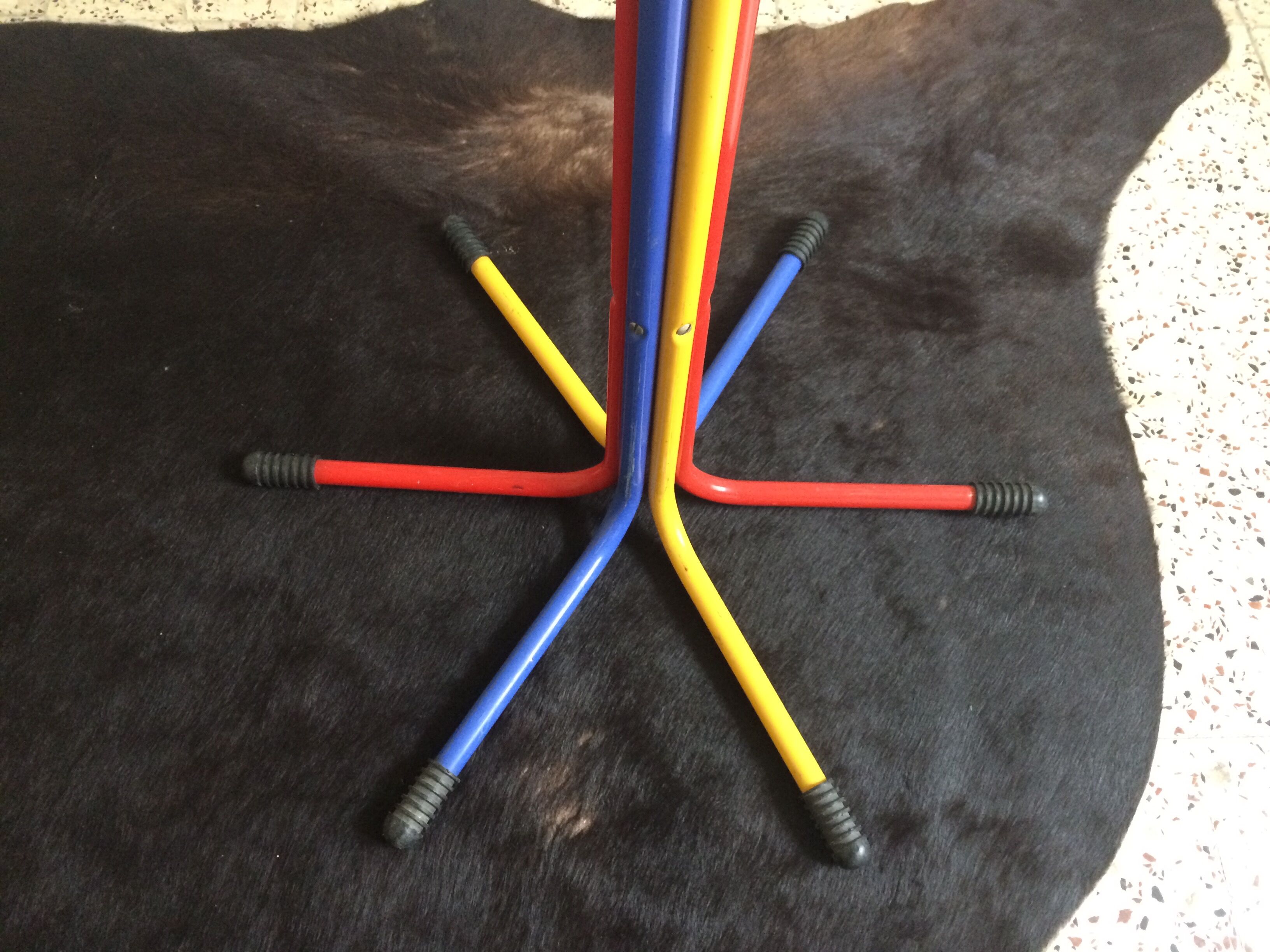 Children's coat rack from the 80s in lacquered metal.