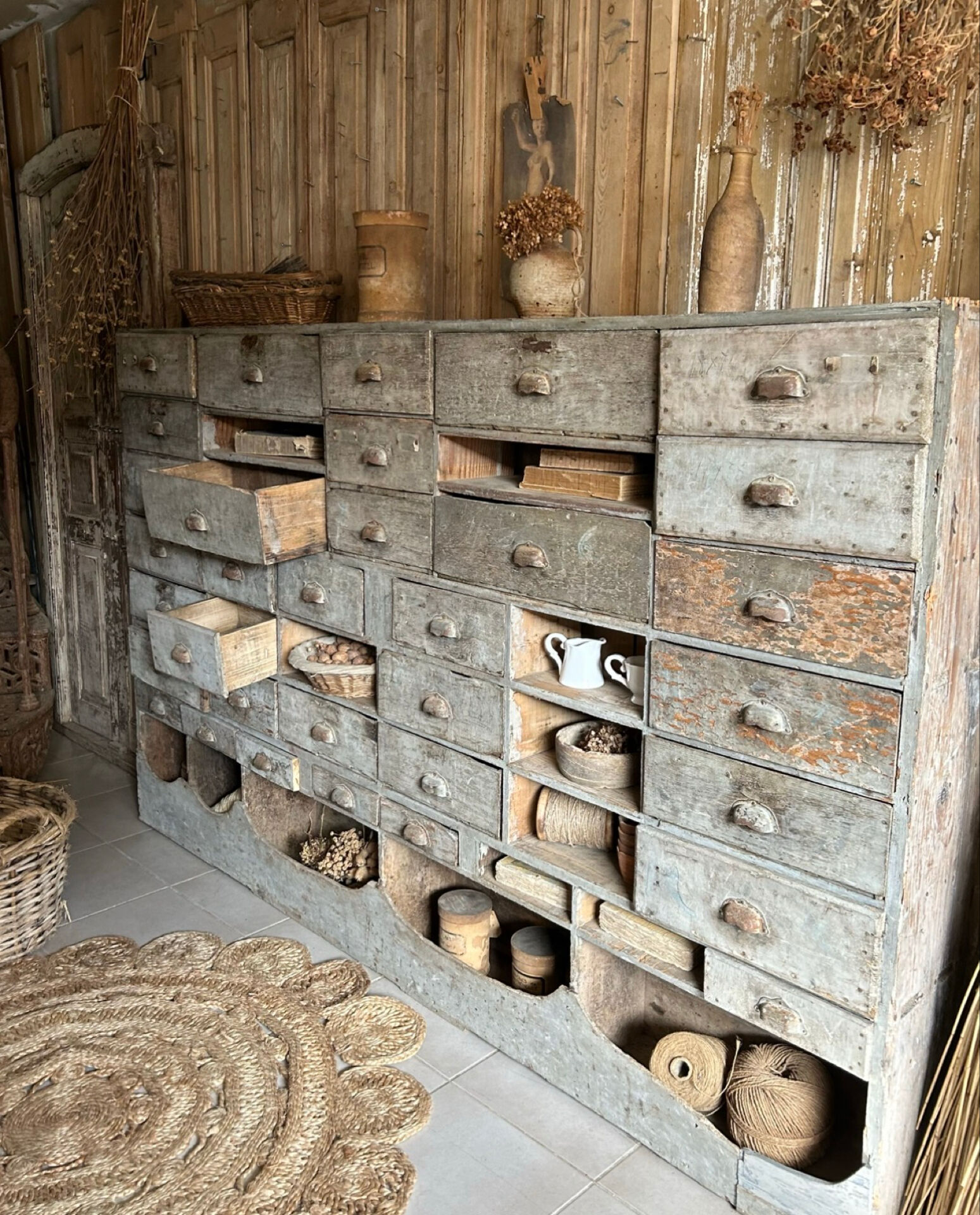 Ancien meuble de quincaillerie, meuble de métier