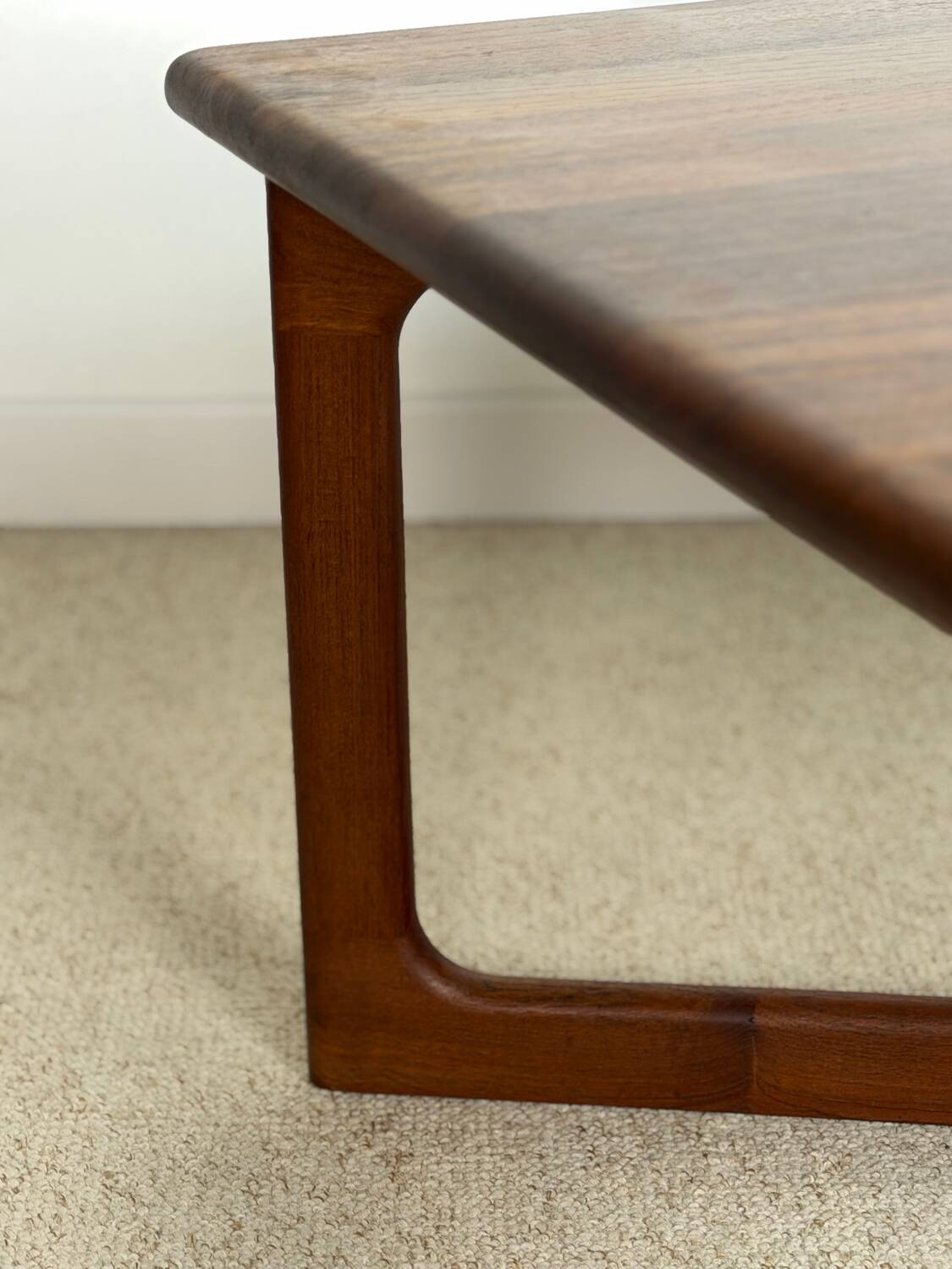 Scandinavian coffee table Dyrlund – Denmark – crossed legs