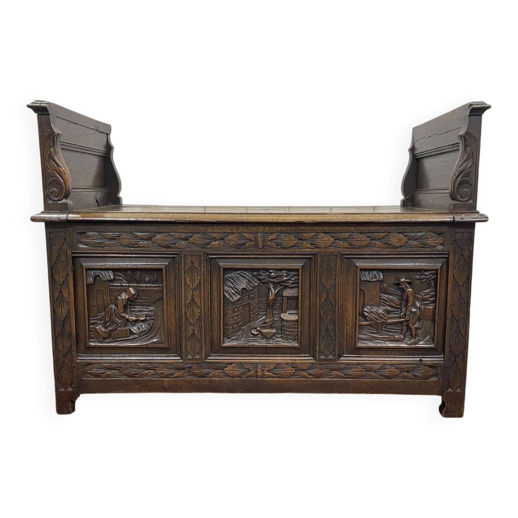 Breton bank chest from the early 20th century in oak and chestnut.