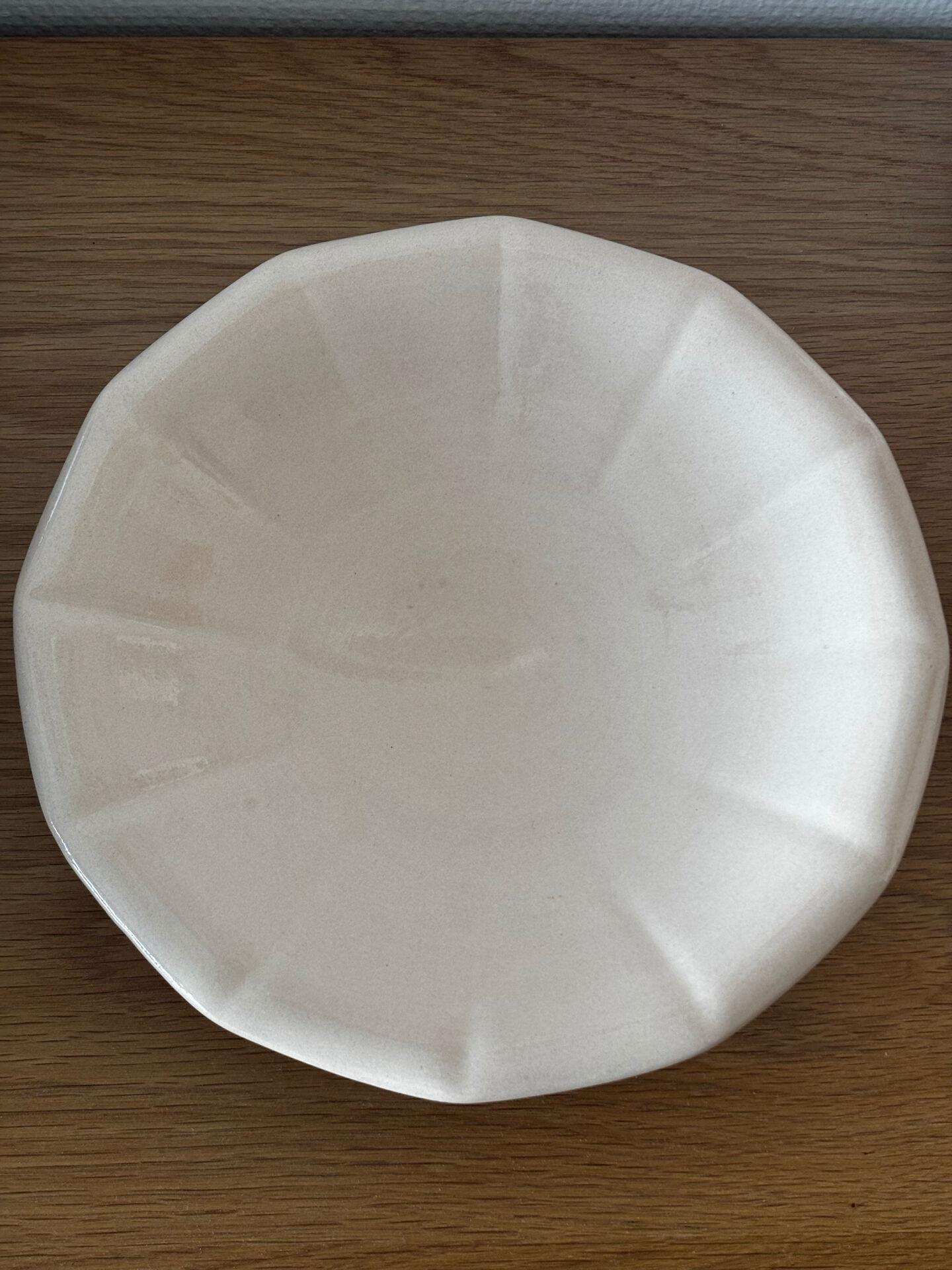 Ancien petit plat creux de présentation Digoin Sarreguemines rose pâle
