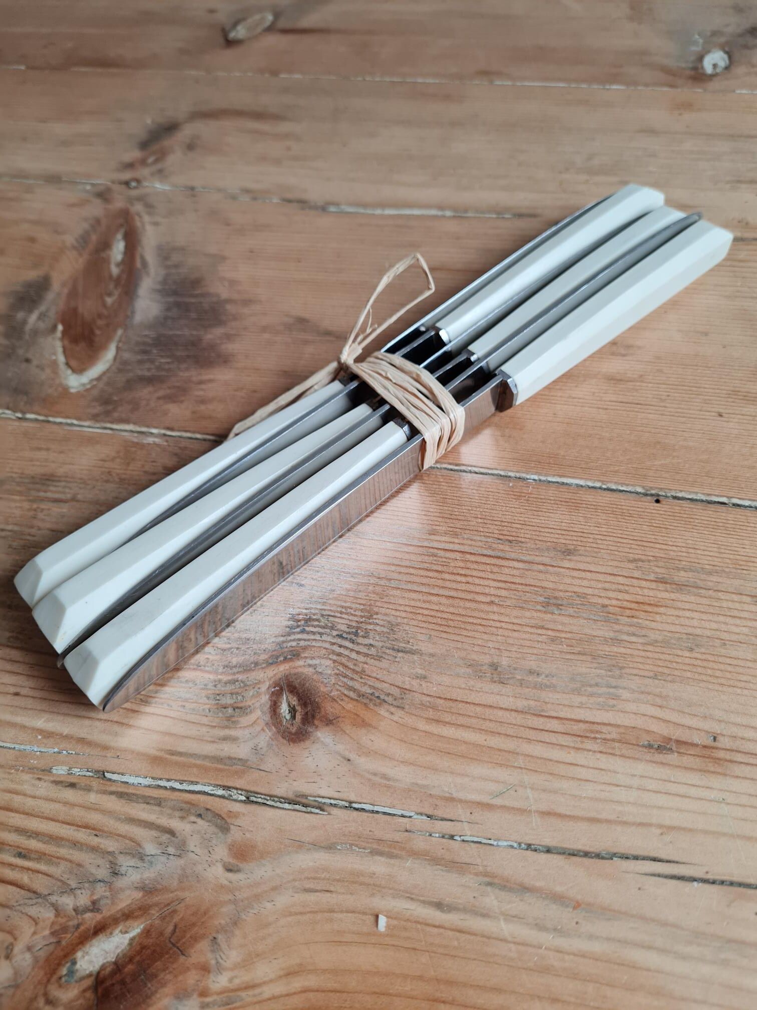 Set de six couteaux en bakélite et inoxydable