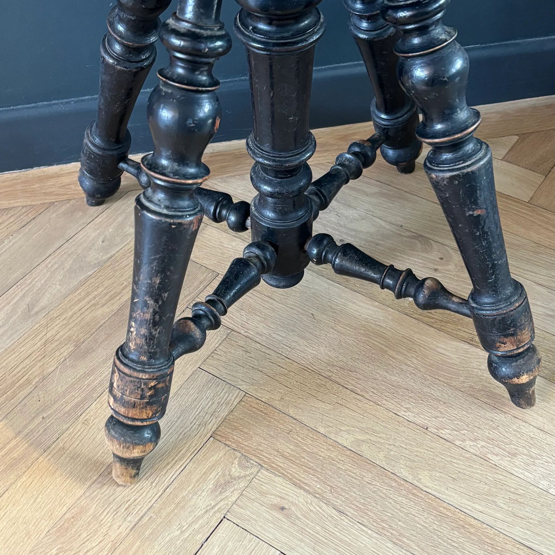 Tabouret de piano en cuir capitonnée et bois noirci
