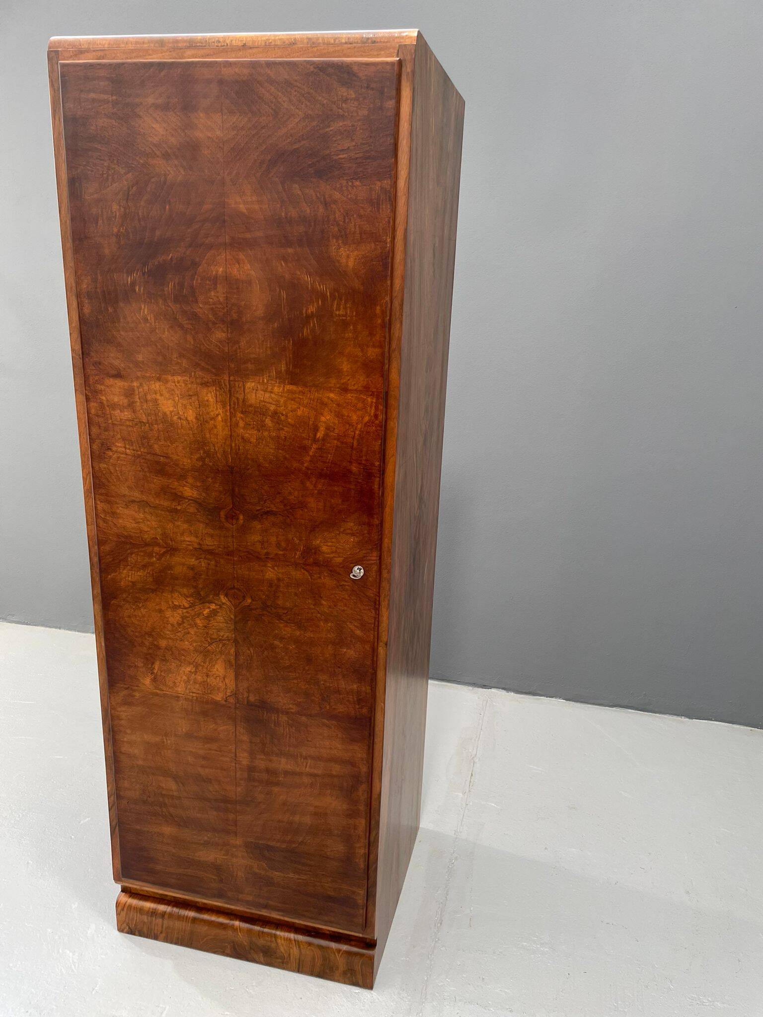 Armoire Art Déco restaurée avec tringle à vêtements, placage de noyer, Tchécoslovaquie, années 1930