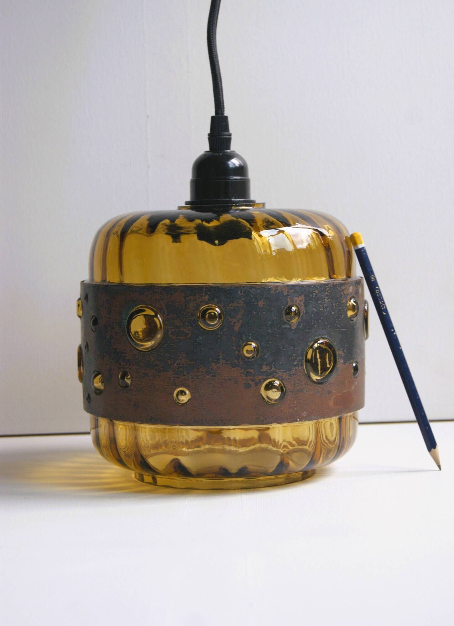 Mid-century brutalist ceiling lamp in green colored glass and copper. Design by Nanny Still - 1960s.