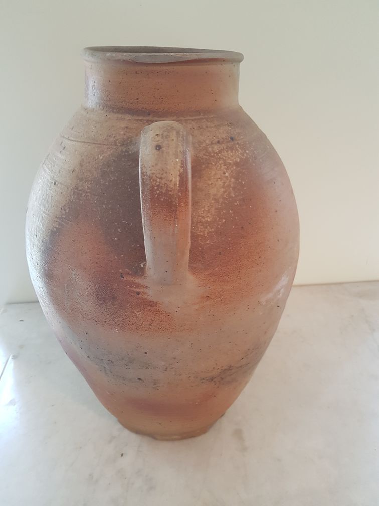 Oil jar in varnished sandstone