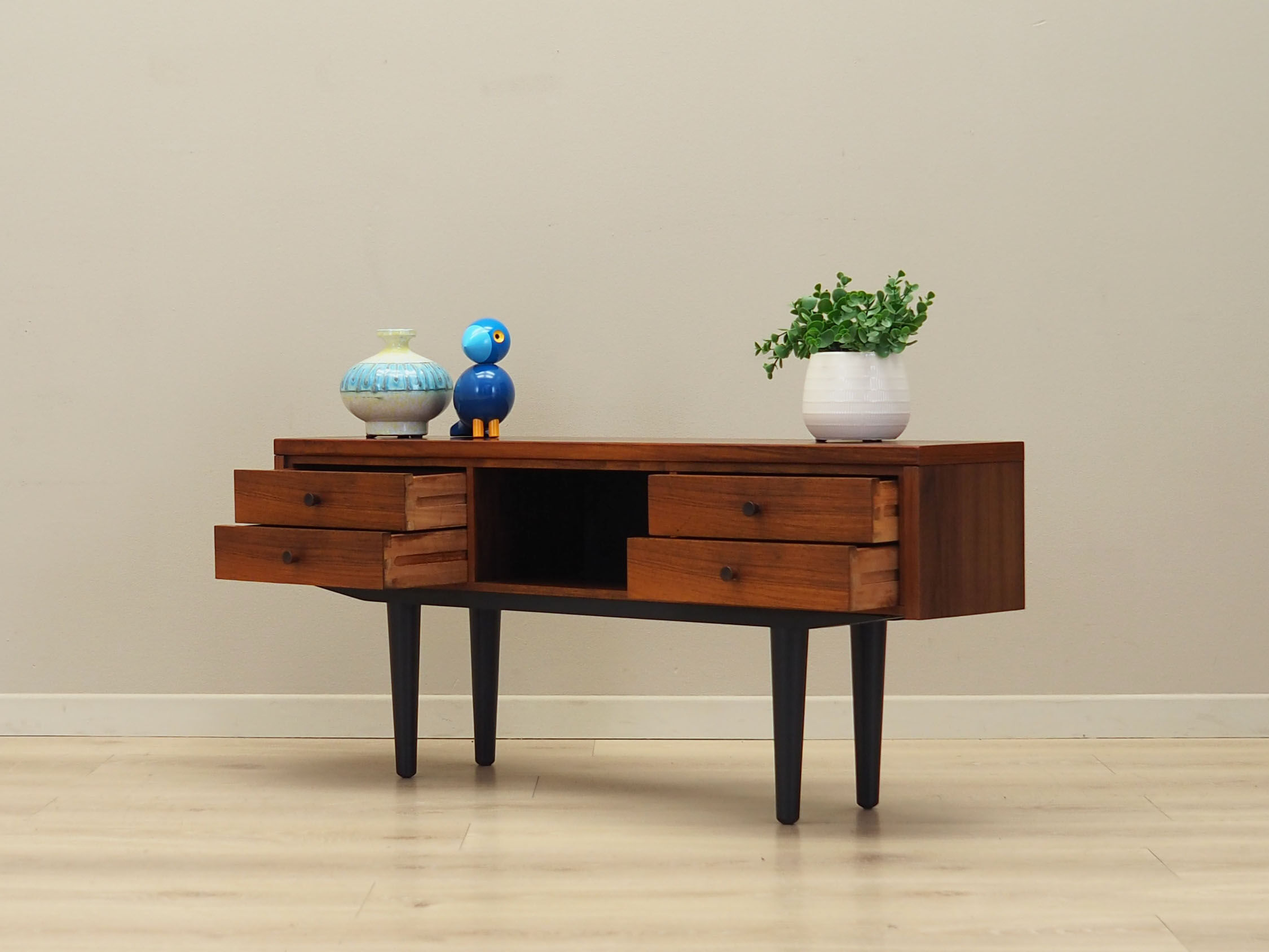 Commode en palissandre, design danois, années 1970, production: Danemark