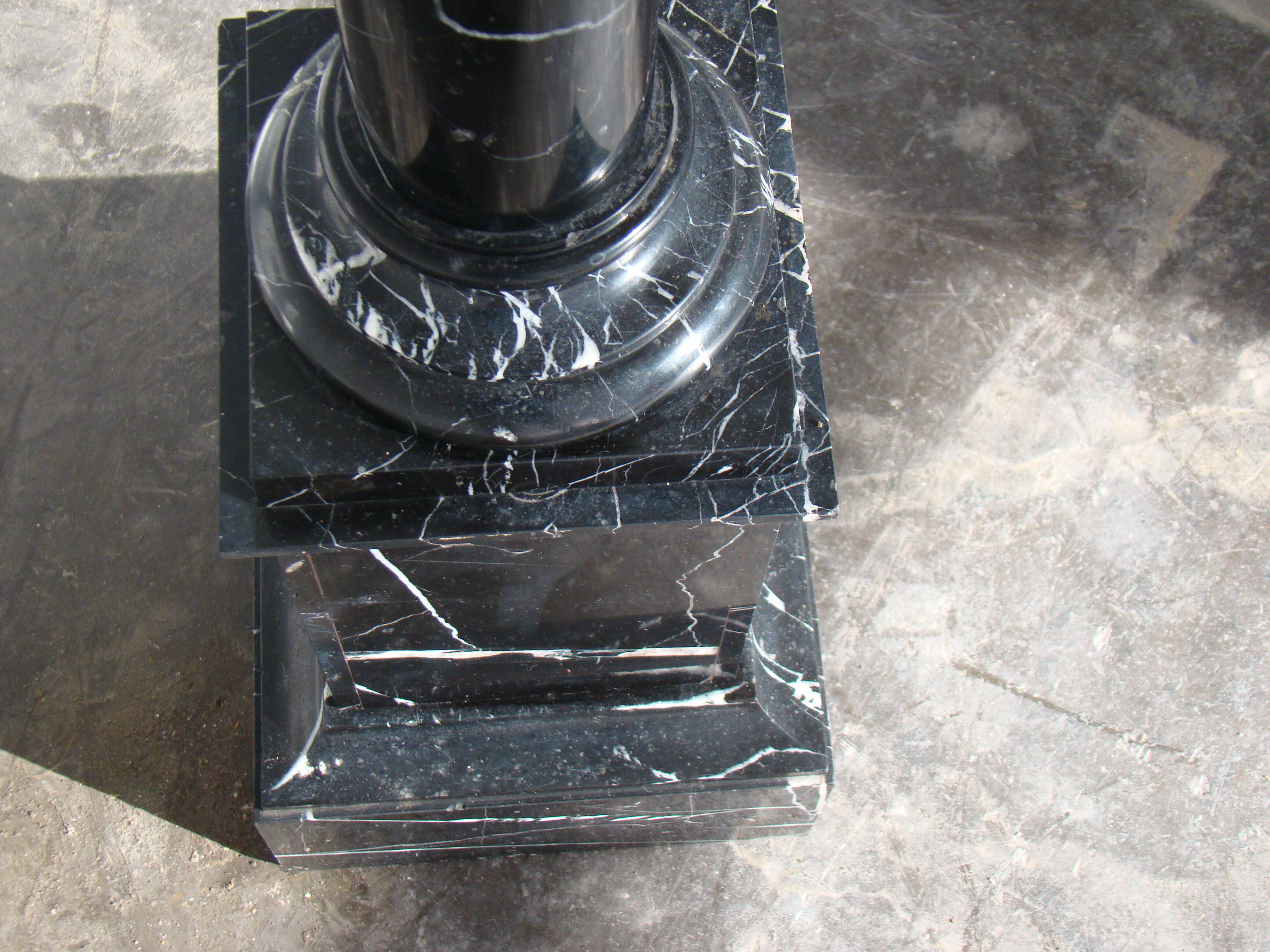 Pilier ou colonne en marbre noir