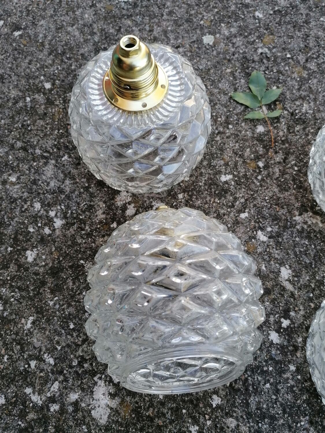 Lot de 4 suspensions globe en verre moulé vintage