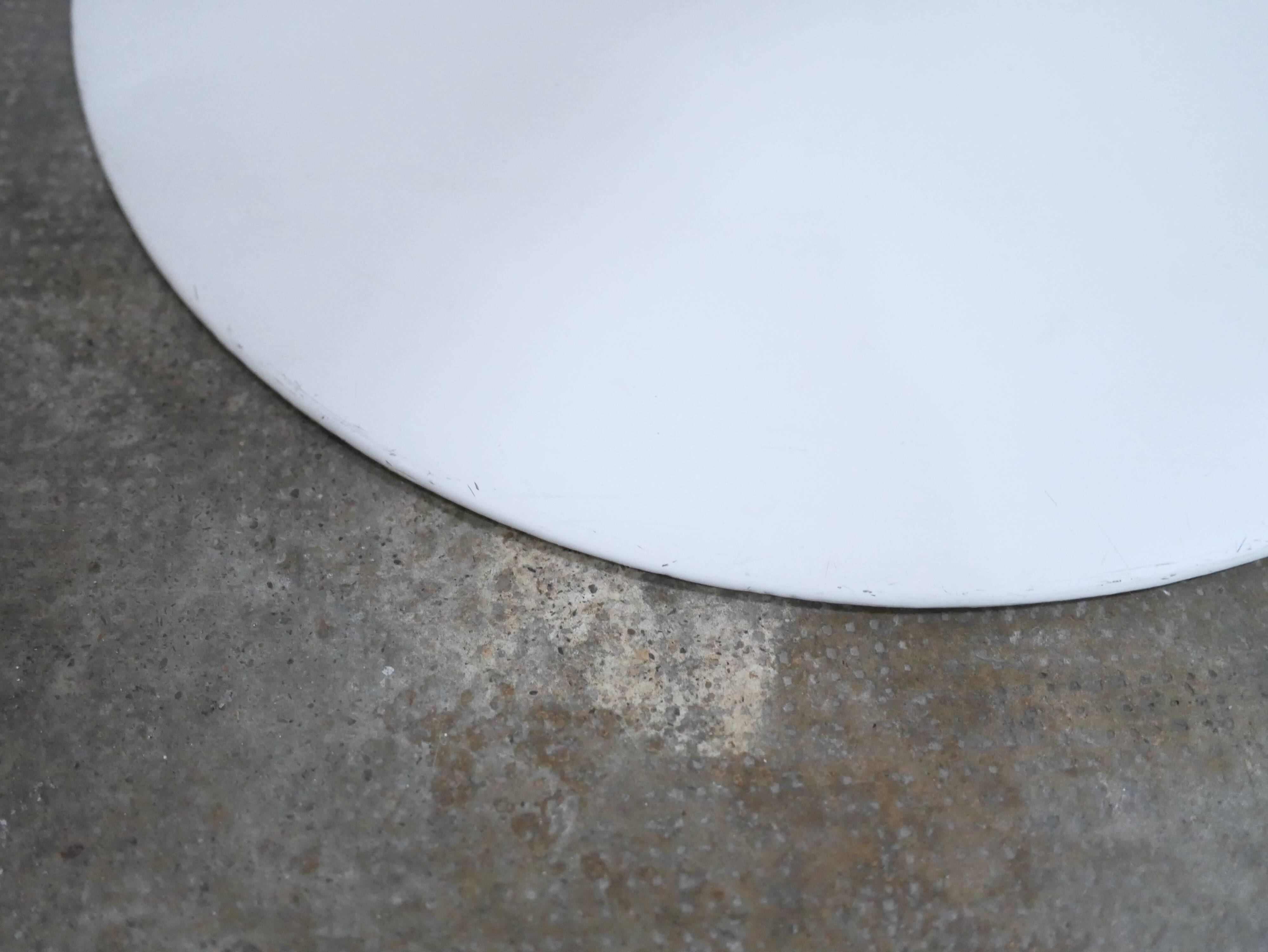 Round tulip table in marble by E. Saarinen for Knoll International