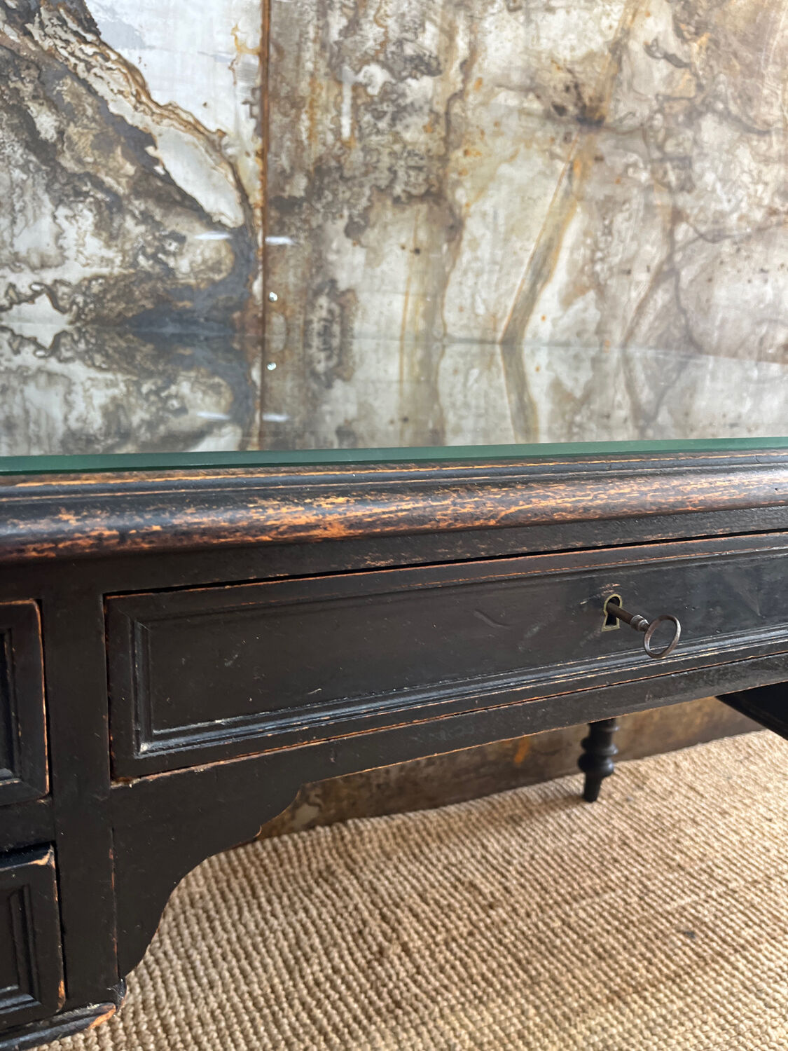 Bureau XIXeme laqué noir et sous main verre biseauté