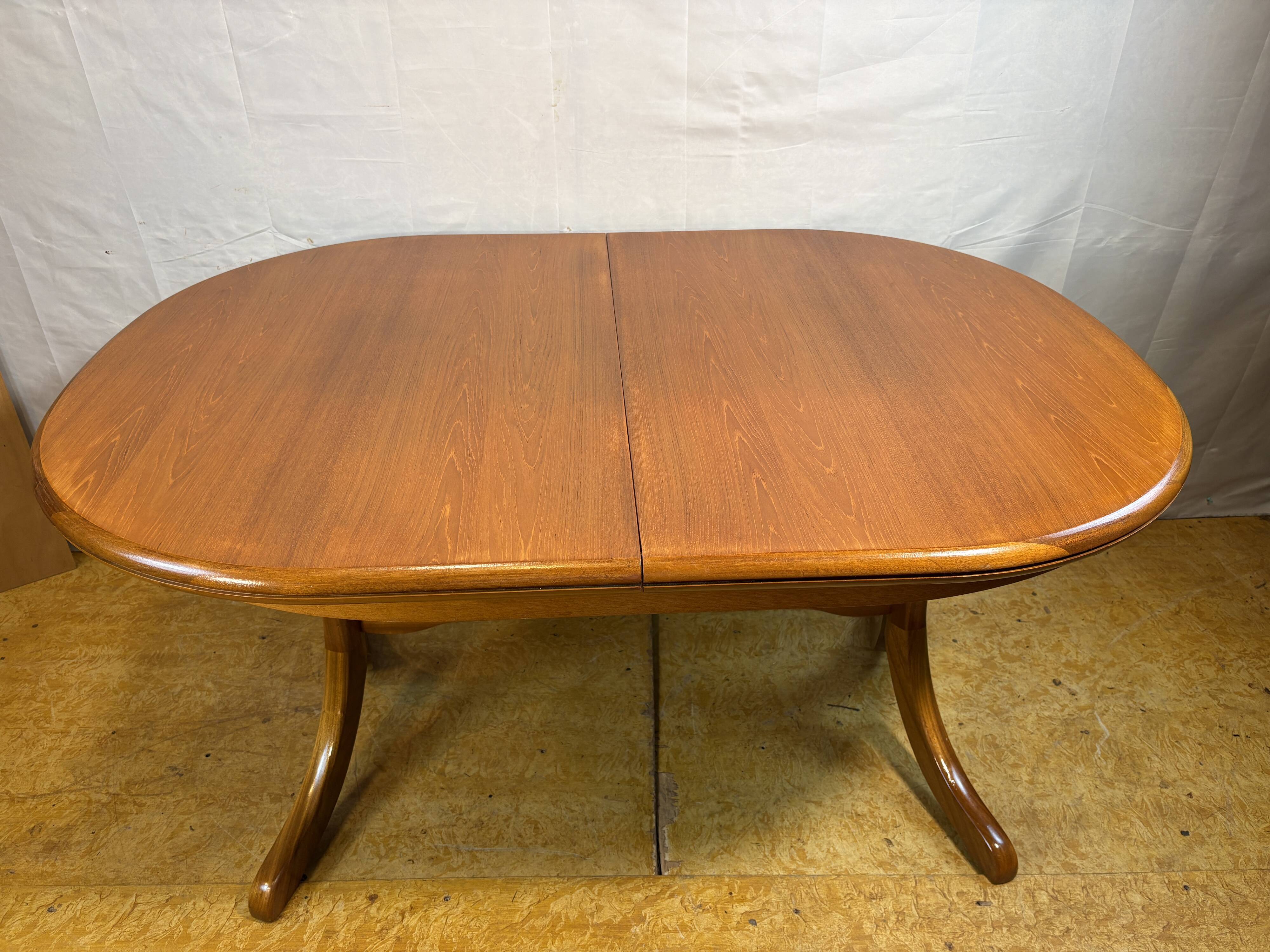 Mid Century Retro Teak Oval Danish Extending Dining Table (Circa 1960–1970)