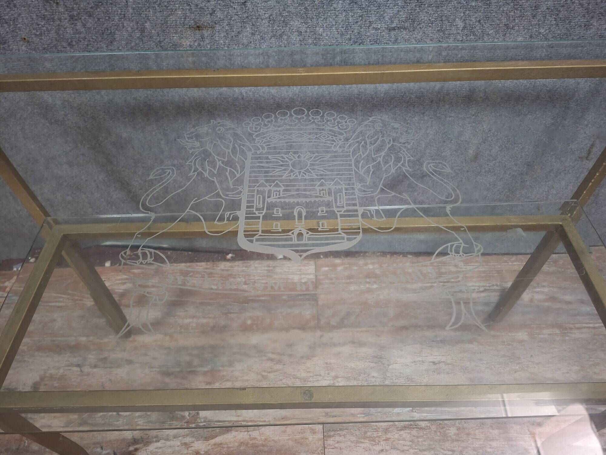 Table basse en laiton et verre gravé dans le goût de la Maison Jansen, n°2