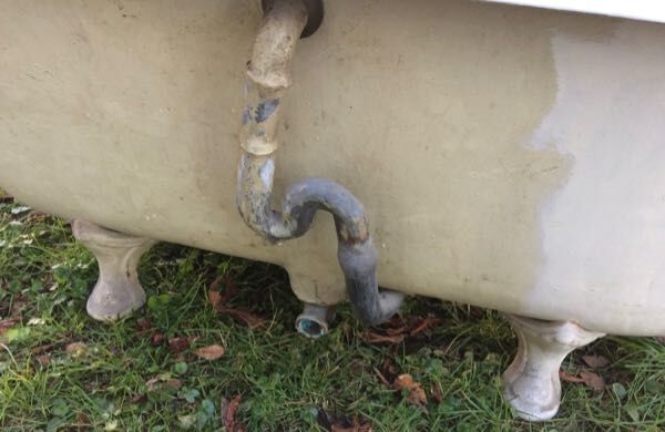 Cast iron bathtub on legs